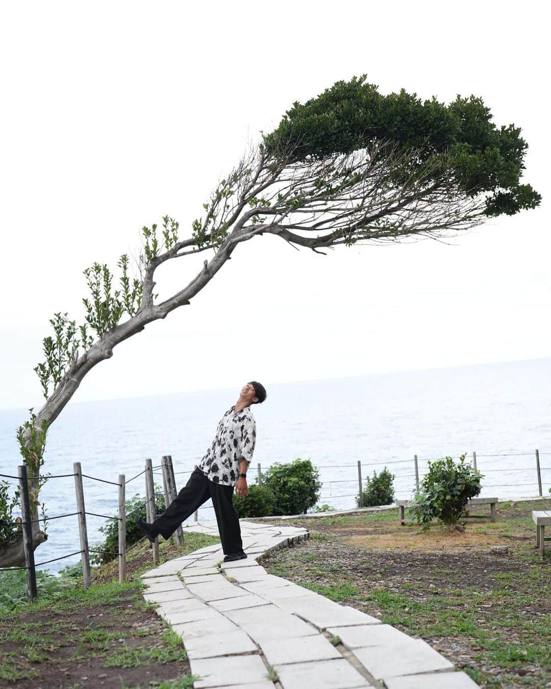 asukaさんのインスタグラム写真 - (asukaInstagram)「Would you like to spend a luxurious time at the Japanese sea while wearing a yukata?👘  浴衣久しぶり過ぎて沢山写真撮っちゃった📸  素敵な時間を有難う御座いました。 @lampnoyado  #ランプの宿 #温泉旅館 #石川県旅行 #旅館 #絶景温泉 #高級旅館 #石川県温泉 #リトリート #奥能登国際芸術祭 #世界の絶景 #能登観光 #能登 #絕景写真 #石川觀光 #青の洞窟 #能登旅行 #女子旅行 #高級ホテル #view #notopeninsula #ranpnoyado #ryokan #japanesetrip #lampnoyado」9月25日 12時00分 - bboy_asuka