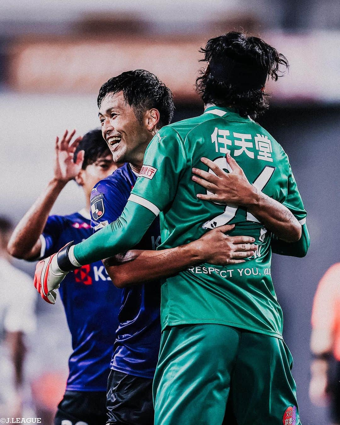 Ｊリーグさんのインスタグラム写真 - (ＪリーグInstagram)「📸𝐉.𝐋𝐄𝐀𝐆𝐔𝐄 𝐏𝐡𝐨𝐭𝐨𝐠𝐫𝐚𝐩𝐡⚽  ∼明治安田生命J１リーグ第28節∼ シーズン終盤に差し掛かり、試合がさらに熱くなる🔥 最高の週末を掴み取れ🤜🤛  #川崎フロンターレ #レアンドロダミアン #横浜Fマリノス #アンデルソンロペス #アビスパ福岡 #紺野和也 #FC東京 #渡邊凌磨 #京都サンガFC #麻田将吾 #クソンユン #アルビレックス新潟 #三戸舜介 #浦和レッズ #ブライアンリンセン #北海道コンサドーレ札幌 #小林祐希  #Jリーグ #jleague #サッカー #soccer #football #J30」9月25日 12時01分 - jleaguejp