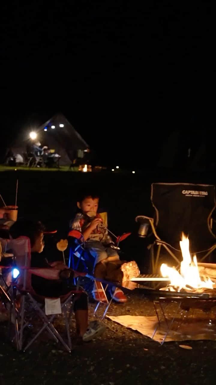 Coleman Japanのインスタグラム：「🏕️マイファーストキャンプ キッズわくわくキャンプ編 京都府南丹市 2023年9月23日(土),24日(日)  ご家族のファーストキャンプを最高の思い出に！未来のキャンパーたちのサポートをしています💪 ご来場ありがとうございました！夜は家族みんなでカレー作りに挑戦。たっぷり食べても別腹なのは、焚き火で炙って食べるマシュマロ！朝は少しだけ早起きをしてホットサンドで腹ごしらえ。テントを片付けて、また新しい今日が始まります！  #灯そうColeman #灯そうコールマン #灯そう #Coleman #コールマン #Camp #キャンプ #キャンプイベント #キャンプフェス #Outdoor #アウトドア」