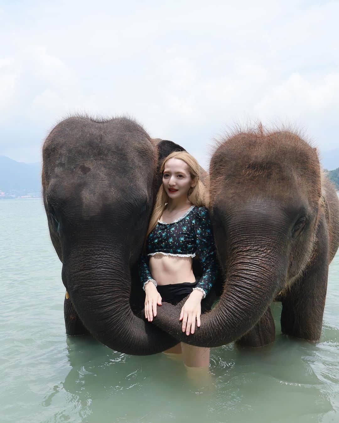 平木愛美さんのインスタグラム写真 - (平木愛美Instagram)「🐘✨💫🪐 thank you gentle elephants!!  優しい象さんたち。心からありがとう！！！ ２枚目はほっぺにkiss、、いやわたし、たべられてる？！？笑 とっても賢い象さん達と一緒に海に入って戯れさせてもらって私にとっても、べびまるにとっても、貴重な経験に。💕 in Thailand 🇹🇭  そしてやっぱり大好きな"海" 出国するまでずっと心がすこしギリギリだったけれど、大きな自然に、海に、砂浜に、波の音に。 癒された時間になりました。 Thank the Earth .🪽  そんな海や、日差しで早速色が抜けてしまっているけれど… new hair 💛🌼 タイ前に勢いもあり！？ハイトーンカラーに！！！！！ もうすこしハイトーン楽しみます。💗 in allys shibuya @morikawa_george  thank you!!!✨」9月25日 12時05分 - manamihiraki