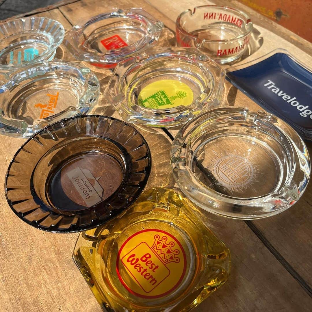 kiarrysさんのインスタグラム写真 - (kiarrysInstagram)「70’s 80’s Vintage Motel Ashtrays New in  喫煙具アドバイザーの資格持ってるんですね喫煙もしないのに。でも喫煙の憧れはあるんです特に、こんな灰皿目の前にするとね使ってみたいなぁと。てな訳で人気のモーテル灰皿入荷しやした。」9月25日 12時08分 - kiarrys