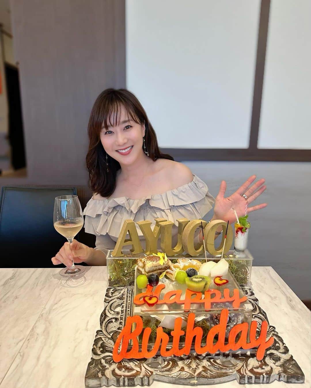 村上麻衣のインスタグラム：「⚠️It's not my birthday.私のお誕生日ではありません。  お誕生日会🎂👏を、お友達あゆこ　@ayucoco219 のためにやったんですけど 主役以上にはしゃいでる私です。笑  お誕生日プレートが大きくて お願いした私もびっくりしました🤭 プレゼントも喜んでもらえてよかった！  お料理も美味しかったです。 六本木駅からすぐで、お誕生日会にもおすすめのお店かな🎂✨  #お誕生日会#美味しい#六本木 #六本木グルメ #六本木ランチ #roppongi #お誕生日会」