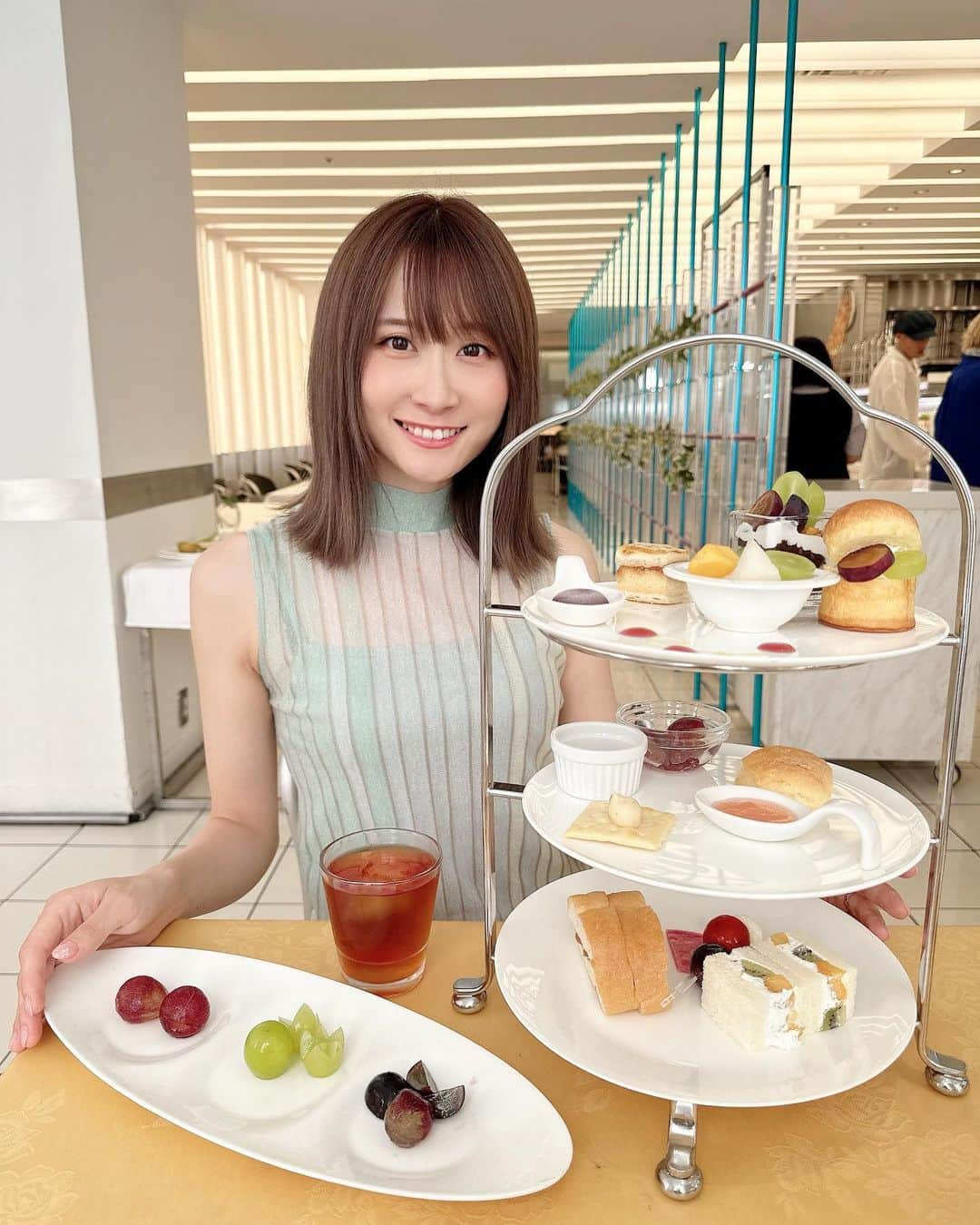 TONEAYUのインスタグラム：「いつかのタカノフルーツティアラ🍇💜 ⁡ ぶどうフェスで、食べ比べがあったり、色んなフルーツ食べて美味しかった😚 ⁡ 8皿くらい食べたかな？🍇🍑🥭🥝 ⁡ アフタヌーンセットが、フルーツサンドとマリトッツォ以外美味しくなくて残念だった🤣 ⁡ でもたくさんフルーツ食べれたから満足🥰 ⁡ マンゴー、桃とか、同じのばっか頼んでしまって、変わり映えしなくてwww ⁡ ポキちゃん🦁が好きなフルーツばっかだったから、人間と同じ料金払うから連れてきたかった🥹🥹🥹w ⁡ アフタヌーンセット・フルーツ食べ放題・飲み放題で、5500円❣️フルーツ好きには最高😆 ⁡ つぎは千疋屋食べ放題行ってみたい🤭 ⁡ ひとり12,100円！たかぁー🤣🤣🤣💸 ⁡ 千疋屋食べ放題、行ったことある人いたら感想教えてください🫶 ⁡ ⁡ #タカノフルーツティアラ #フルーツ大好き芸人 #ぶどうフェス #アフタヌーンティー #連勤で疲れてた日々だったから目が死んでる #さよなら」