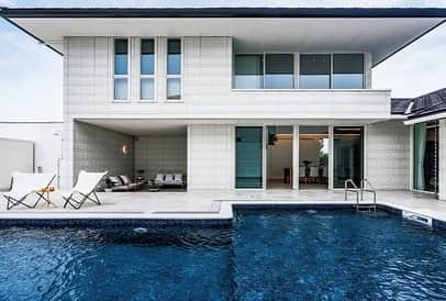 大和ハウス工業さんのインスタグラム写真 - (大和ハウス工業Instagram)「～プールのある住まいで　家族と共に過ごしたい～  今回はプールを中心に据えたリゾートライクな住まいをご紹介します。 ディープブルーの水面がきらめくラグジュアリーなプールと、白を基調とした明るく開放感のある建物。青と白の対比が美しく、海外の邸宅を思わせる佇まいです。  シンプルな色使いで明るさと開放感を追求したデザインを希望されたKさまのご要望に、設計を工夫することで吹き抜けの梁をなくし、視界の抜けが心地良い大空間を実現。  ぜひご覧ください↓ https://www.daiwahouse.co.jp/tryie/and/vol103/live.html  #大和ハウス #ダイワハウス #マイホーム #注文住宅 #戸建て #xevoΣPREMIUM #家づくり #家づくりアイデア #こだわりの家 #空間デザイン #住宅デザイン #暮らしを楽しむ家づくり #間取り #インテリア #お住まい訪問 #ダイワハウスでの暮らし #こだわりダイワハウス」9月25日 12時13分 - daiwahouse_official