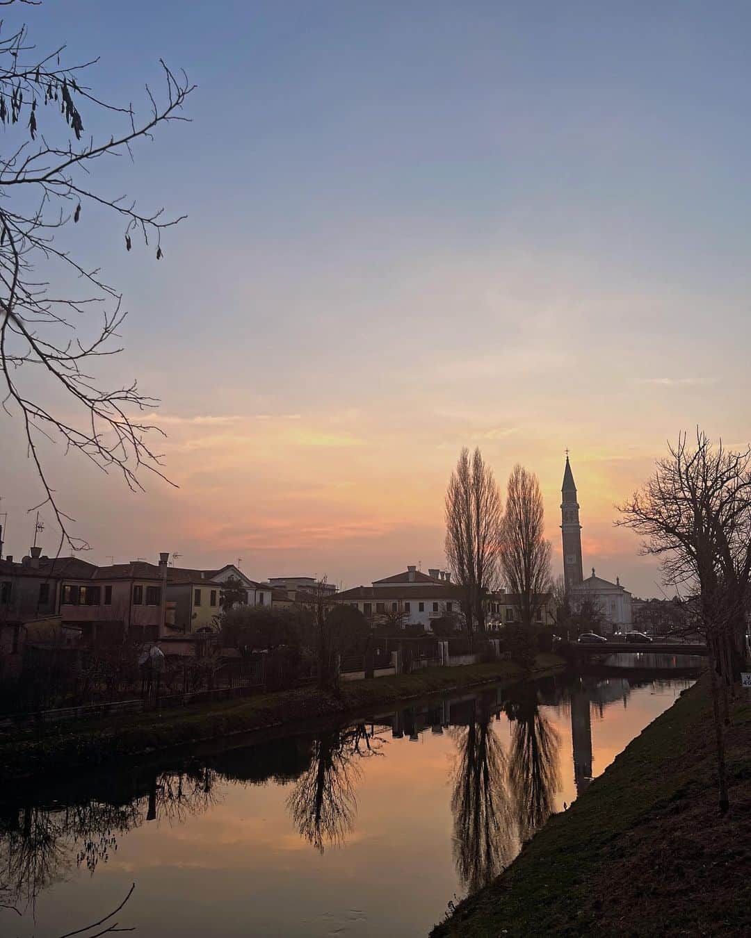 白澤貴子さんのインスタグラム写真 - (白澤貴子Instagram)「Wonderful blue world in 🇮🇹  MICAMといえば…2月のイタリアの靴工房訪問の際に用意していただいたプチホテルの世界観がとても好みだったので備忘録を。  ここはヴェネツィアそば、ブレンタ川を臨むドーロという町。  グリーンがかったリュクスなブルーに洗練されたゴールド、そして時折差し込まれるレッドの色彩たちが織り成す独特な世界観の中いただくディナーと朝食は格別だった♡  最後の2枚は別のレストランだけどとても美味しかったのでこちらもメモ。  #白澤とイタリア🇮🇹」9月25日 12時17分 - takakoshirasawa