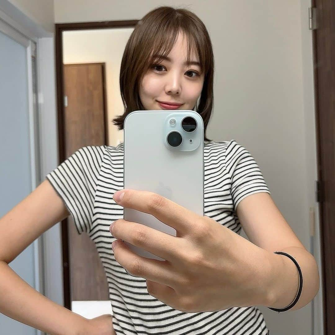 杉本美友のインスタグラム：「iPhoneげっと✊ 画質がフシギです✌︎(　˙-˙　)✌︎  あと髪の毛染めました〜〜 @04__matsu   マレーシアではカットもカラーもしない 予定なので、日本帰ってきます。🇯🇵笑  #iPhone15 #ヘアカラー#カラー#ボブ #恵比寿#peekaboohair#peekaboo  #日本#マレーシア移住#🇯🇵#🇲🇾」