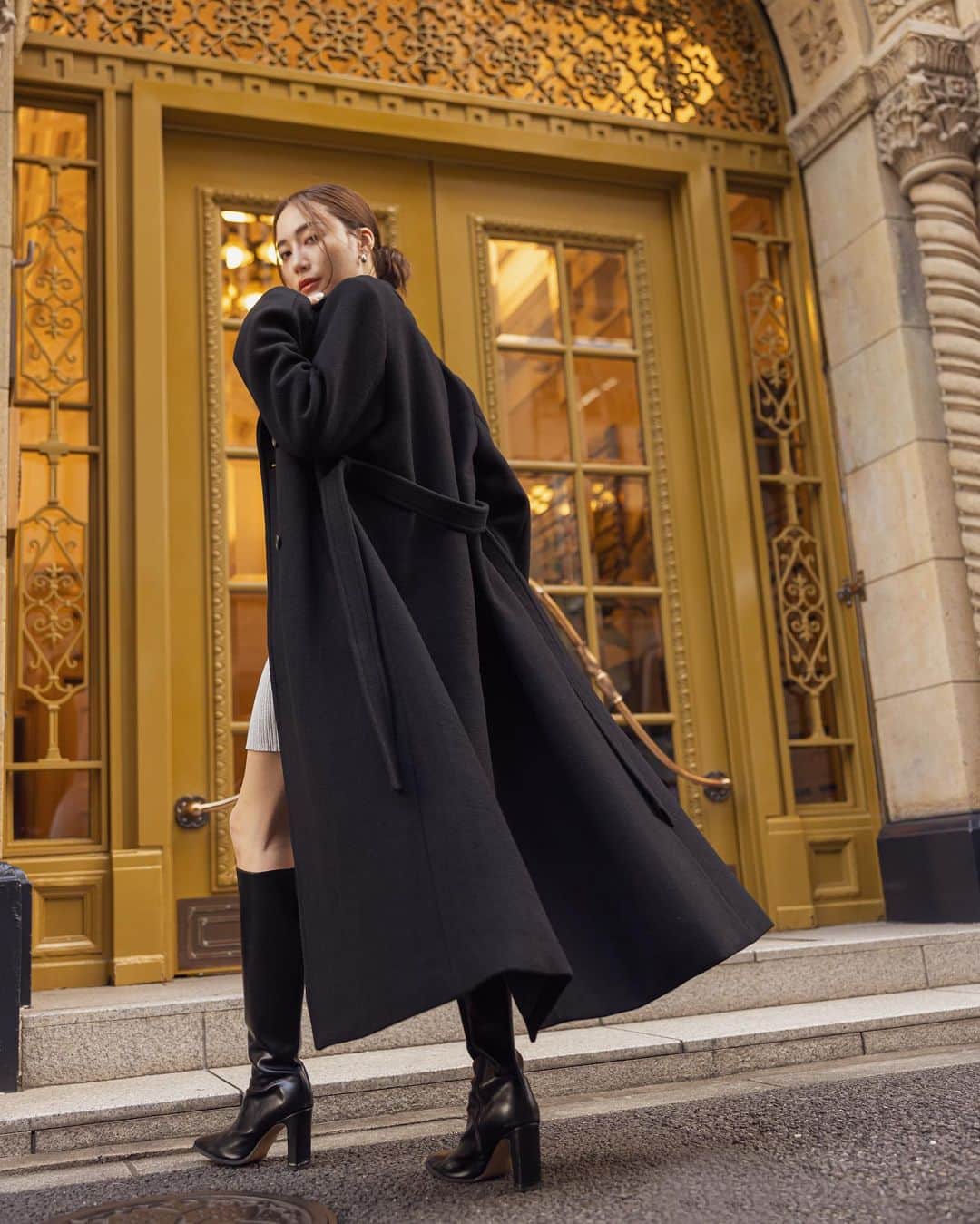 デュラスアンビエントのインスタグラム：「𝐀𝐌𝐁𝐈𝐄𝐍𝐓 × 𝐊𝐄𝐈𝐂𝐀 𝐍𝐀𝐊𝐀𝐒𝐇𝐈𝐌𝐀 𝟤𝟢𝟤𝟥 𝖠/𝖶 𝖲𝖯𝖤𝖢𝖨𝖠𝖫 𝖢𝖮𝖫𝖫𝖠𝖡𝖮𝖱𝖠𝖳𝖨𝖮𝖭 𝖵𝖮𝖫.𝟣  #ダブルメルトンウールコート <Beige, Black> 【9/29(FRI)20:00-】  好評を博した初回コラボコートの、アップデート版ともいえる渾身作。  メルトン加工を施した滑らかなウール生地は、二重織りで高密度に仕上げ、より温かく。  肉厚で重厚感がありながらもこの軽さが叶うのは、高品質な生地がなせる技と言えます。  長めの丈感で、ストンと落ちるシルエットが縦を強調し、肩パッドで輪郭付けることで、着膨れ感なくスッキリとした印象に。  "いいものを永く"という、KEICAさんの変わらない思いを体現した名品です。  💡コラボ第一弾アイテムを詳しくご紹介した特集ページはサイトTOPページよりご覧頂けます。  ＿＿＿＿＿＿＿＿＿＿＿ ✔︎ @ambient_styling #AMBIENT #ambient_official #ambientstyle #アンビエント #23aw #中島ケイカ」