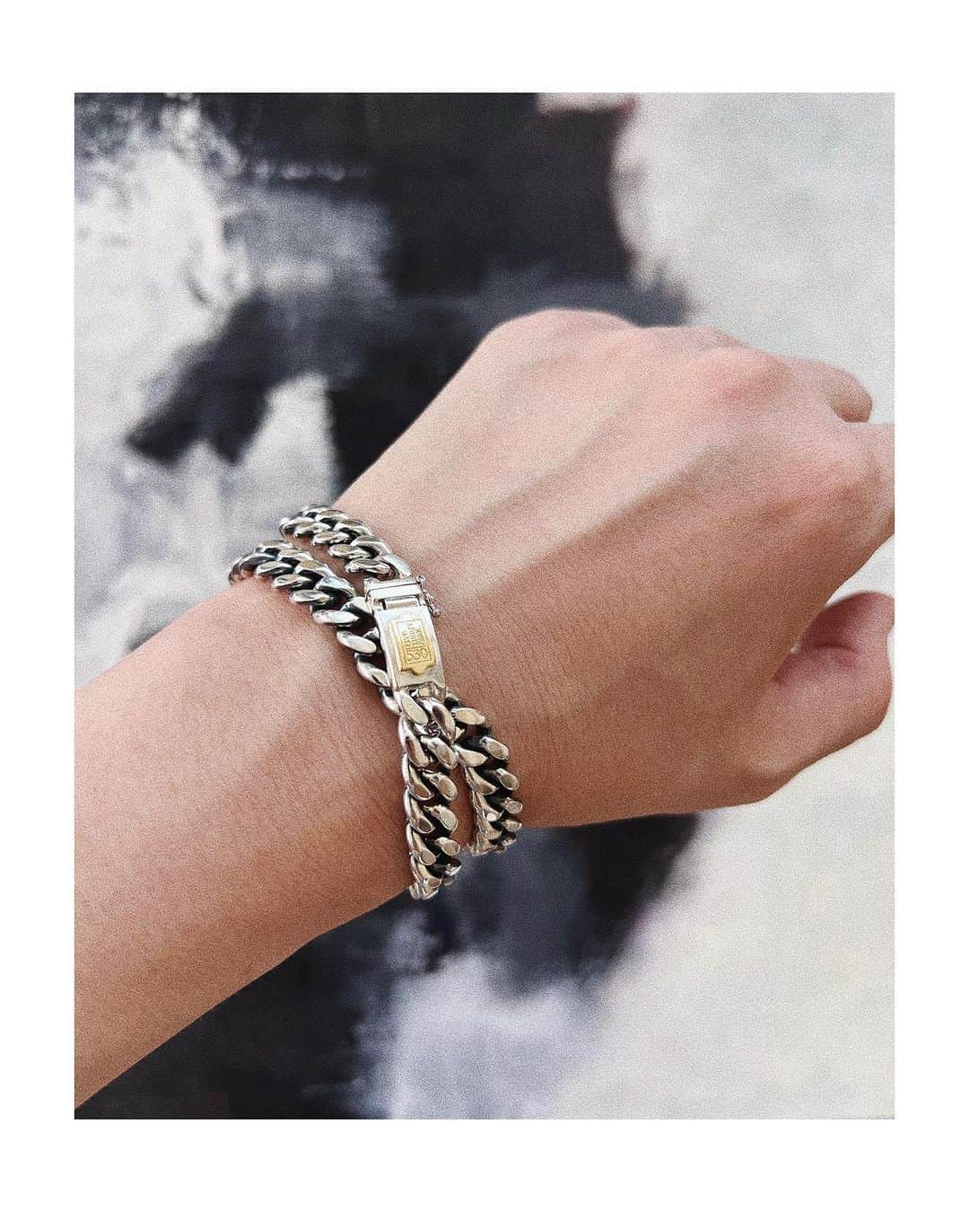 アーカーさんのインスタグラム写真 - (アーカーInstagram)「Double Curb Chain Bracelet Available at fivethirtypark.com  着け心地を考えて滑らかに磨き仕上げた２重巻きのシルバーチェーンブレスレット。 ボリュームのあるブレスレットはコーディネートのアクセントになります。留め具部分に18KYGを使用。  #530park #fivethirtypark #mensjewelry #unisexjewelry #unisex #GenderNeutralJewelry #jewelry #jewellery #silverjewelry #ファイブサーティパーク #ユニセックスジュエリー #メンズジュエリー」9月25日 12時22分 - fivethirtypark