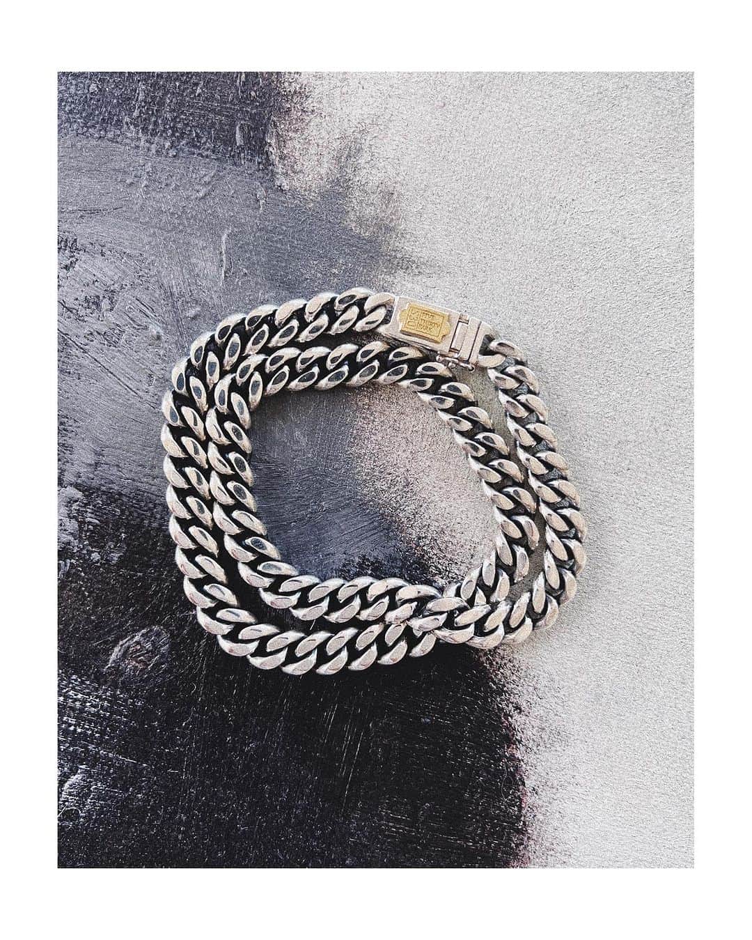 アーカーのインスタグラム：「Double Curb Chain Bracelet Available at fivethirtypark.com  着け心地を考えて滑らかに磨き仕上げた２重巻きのシルバーチェーンブレスレット。 ボリュームのあるブレスレットはコーディネートのアクセントになります。留め具部分に18KYGを使用。  #530park #fivethirtypark #mensjewelry #unisexjewelry #unisex #GenderNeutralJewelry #jewelry #jewellery #silverjewelry #ファイブサーティパーク #ユニセックスジュエリー #メンズジュエリー」