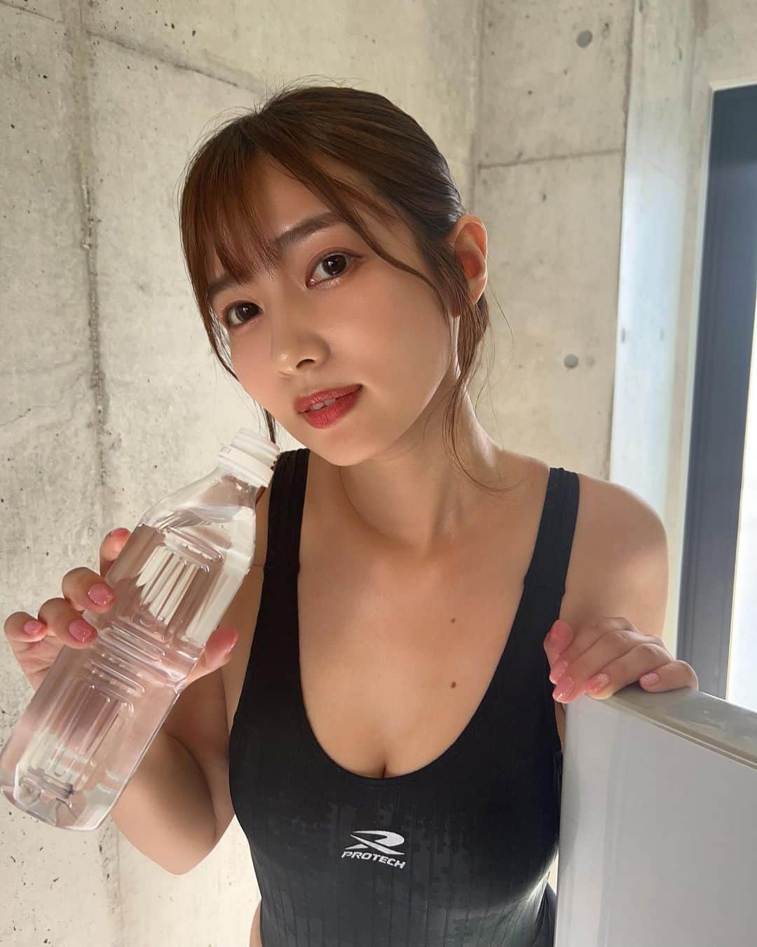 石岡真衣のインスタグラム：「競泳水着なデジタル写真集が 発売中だよ♡♡」