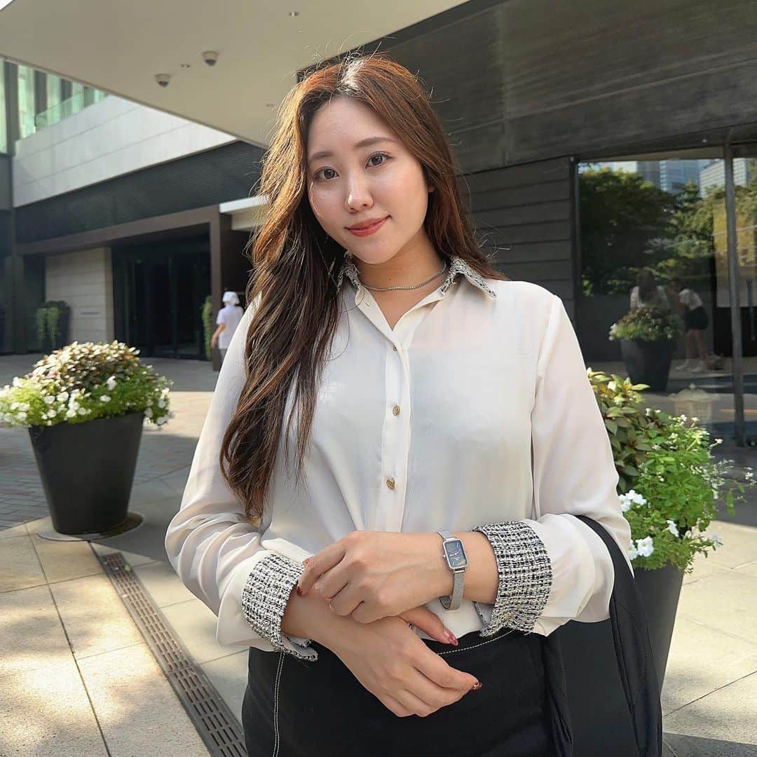 のインスタグラム：「愛用しているダニエルウェリントンが12周年を迎えるよ🎊  今回の新作めちゃくちゃ好み🤍 ブルベでシルバーが合うのでシルバーの 時計とネックレスを選びました🫧 ネックレスもキラキラで可愛いんだ！  わたしがつけてるのはこちら！  ✔︎ DW00100667 QUADRO LUMINE BEZEL STERLING BLACK MOP  ✔︎ CLASSIC TENNIS NECKLACE SILVER  DW公式サイトをストーリーに貼っておくね🥰  公式サイト15％オフクーポン 👉【igruna12】 ※2023年12月31日まで  ♡ ----------------------------- @danielwellington #ダニエルウェリントン #DW12周年 #dwturns12 #dwbezel #FW2023 #YESDW #PR」