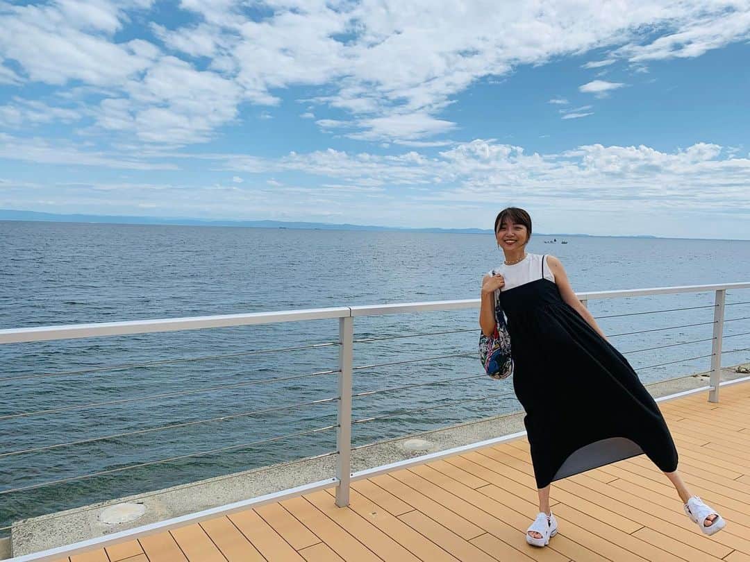 黒木千晶のインスタグラム：「夏らしいことが今年もほとんど出来なかったので、まだまだ夏が終わってほしくない気持ち🍉  海が好きです！泳げないけど」