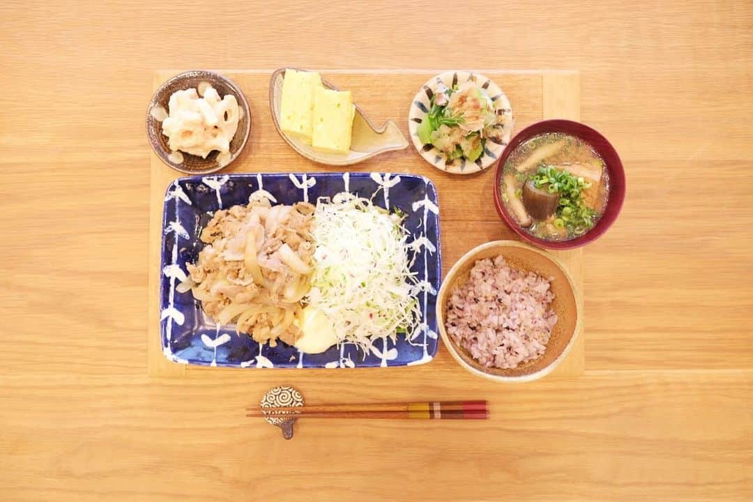 木村文乃 さんのインスタグラム写真 - (木村文乃 Instagram)「*** 今日は栗ご飯が食べたくなる 秋を感じるお天気だね！ 昨日の夜から風が気持ちいいから 窓を空けて生活してます🎐🫧  しょうが焼き 蓮根の明太マヨ和え だし巻きたまご 青梗菜のおひたし ナスと厚揚げとしめじのおみそ汁 雑穀米  真上から撮ったら 赤白帽みたいな半分加減。 分かるかな？ ウルトラマン〜とか やる子いたよね？  #今日のごんはん」9月25日 12時33分 - fuminokimura_official