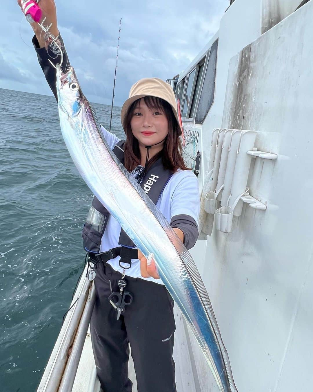 伊賀愛優菜のインスタグラム：「･ この間はテレビ愛知「fishinglover東海」のロケでした！ ･ 今回は、三重県鳥羽市から出航の海栄丸さん にお世話になり タチウオテンヤにうらんちゃん( @uran_y__ ) と挑戦してきました！💞 ･ ドラゴンがアベレージというぐらいの海域ですが、数週間前から渋くなってきてたみたいで 1日中f2~f4がアベレージになってました😌 ･ その中でもいいサイズが写真の通り釣れました！😭 もう1日中降ったりやんだりの雨の中 波、風もすごかったけど 最後までやり遂げて良かったです！☺️ ･ そんな感じの釣行＆ロケとなりました！✨️✨️ ･ hapysonのLEDテンヤが 新しく50号が発売され カラー展開が6色になりました！ テンヤはもちろん、新製品も、便利グッズも登場してるので ぜひぜひ観てくださいね〜！👀 ･ 【 Tacle data ① 】 Rod: SHIMANO SARBER MASTER XR 82MH Reel:SHIMANO FORCE MASTER 600 Tenya:Hapyson LEDTENYA 50号  パープルグロー Line:TORAY Super Strong PE X8 2号 Leader:TORAY  Smooth Rock ＋10号 Battery:Hapyson battery  ･ #タチウオ #タチウオテンヤ #オフショア #釣り」