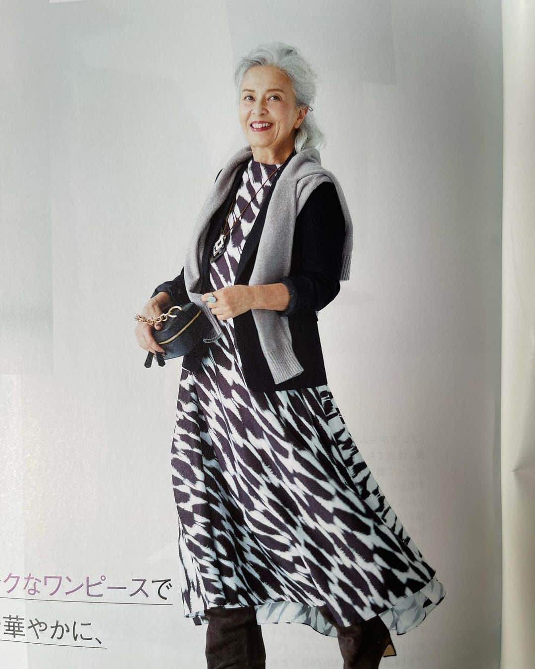 結城アンナさんのインスタグラム写真 - (結城アンナInstagram)「🍁今発売中「素敵なあの人11月号」の中ページから✨ 🍂「Sutekina Anohito」2023 November issue. In stores now✨  Photo: 中川真人 Hair&Makeup: 高松由佳 Styling: MaiKo yoshida  #agelessstyle #エイジレスファッション #greyhair #グレイヘア」9月25日 12時39分 - ayukihouse