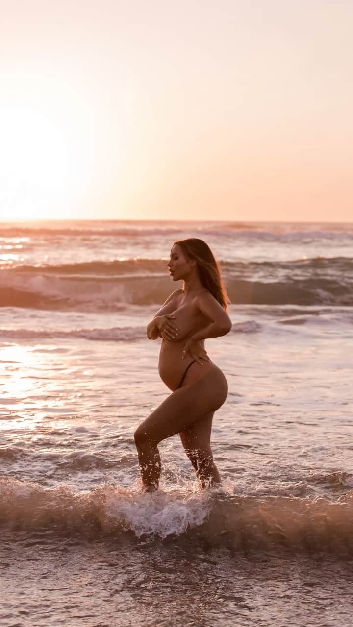 Rosanna Arkleのインスタグラム：「A magical time of transition 🫶🏽 Half way there 🙊🫶🏽🥰 @soda_portraits #pregnancy #maternityshoot #20weeks」