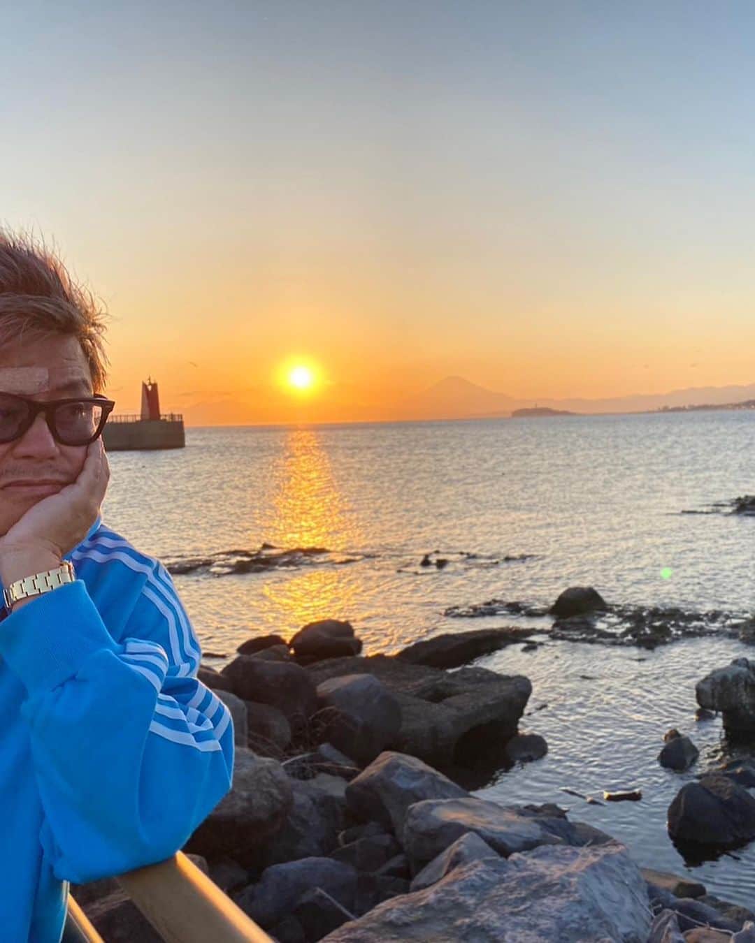 諸星伸一さんのインスタグラム写真 - (諸星伸一Instagram)「⭐️一生青春⭐️  夕陽を観ながらフッと思いにふけた。。  #lamborghini #ランボルギーニ #morohoshi #諸星伸一 #fightingstar #ファイティングスター #fsbk #世界最強モロックマ #世界最強諸星一家 #諸星一家 #powercraft  #lexani #lexanijapan #rockford #tokyo #japan  ウニ食べたかったなーて笑  ⚠️ここは一般の方は入れない場所です。」9月25日 18時13分 - morohoshi7777