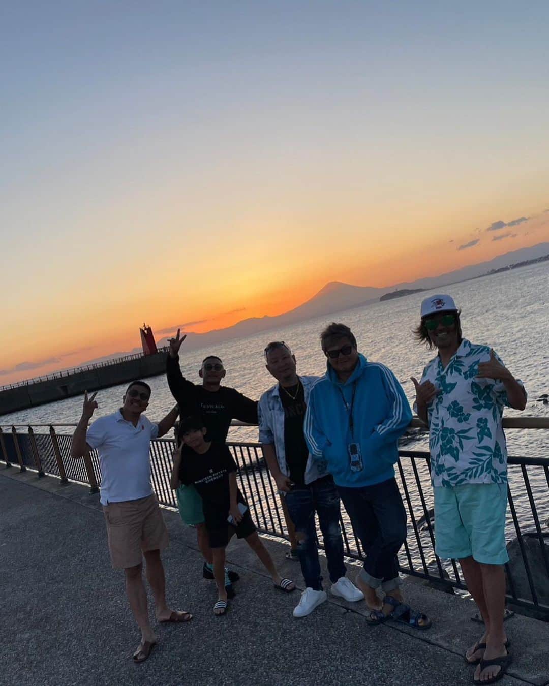 諸星伸一さんのインスタグラム写真 - (諸星伸一Instagram)「⭐️一生青春⭐️  夕陽を観ながらフッと思いにふけた。。  #lamborghini #ランボルギーニ #morohoshi #諸星伸一 #fightingstar #ファイティングスター #fsbk #世界最強モロックマ #世界最強諸星一家 #諸星一家 #powercraft  #lexani #lexanijapan #rockford #tokyo #japan  ウニ食べたかったなーて笑  ⚠️ここは一般の方は入れない場所です。」9月25日 18時13分 - morohoshi7777