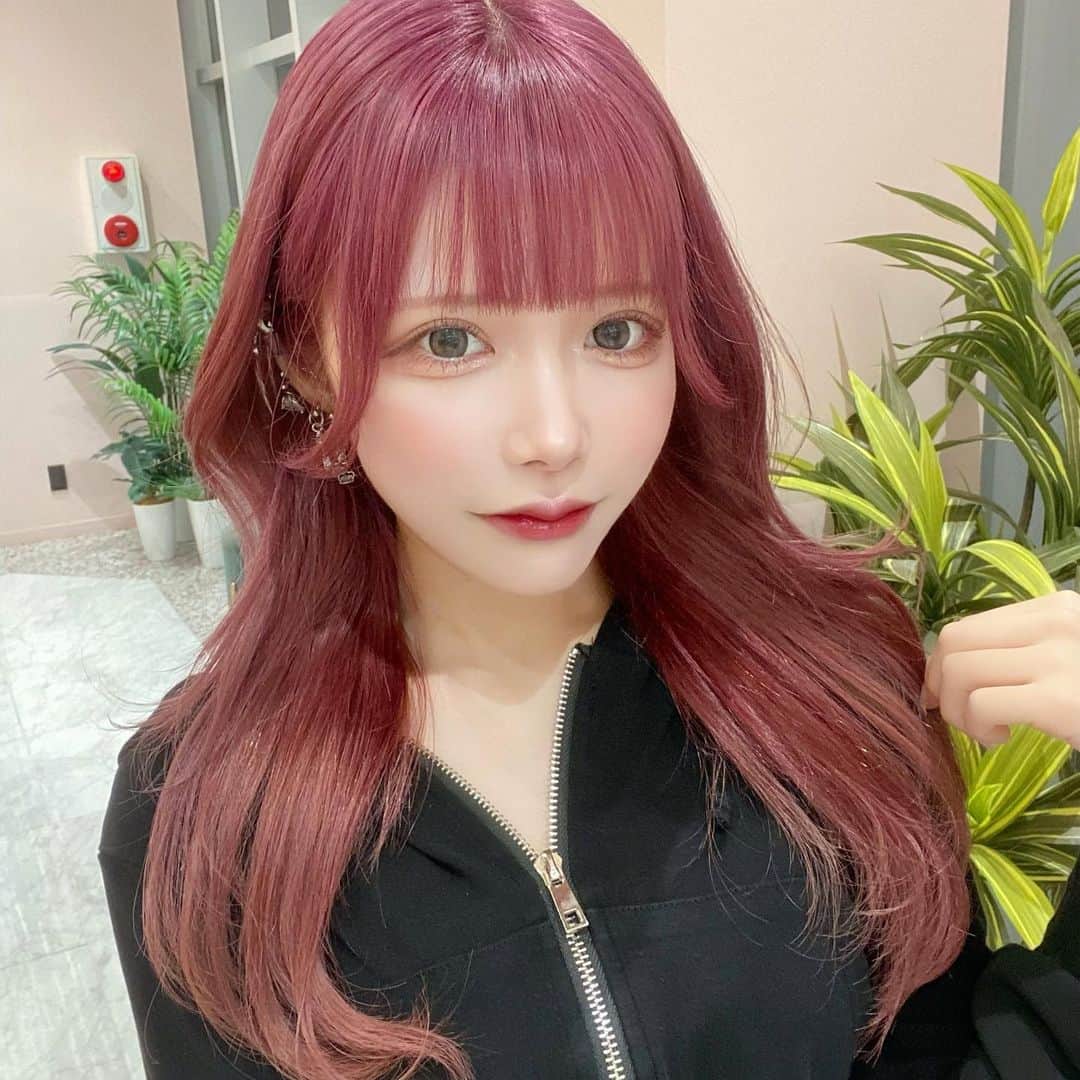 のインスタグラム：「💇🏼‍♀️💓💒🍇 ⁡ ⁡ この前カラーしてもらったー꜀( ꜆ᐢ. ̫.ᐢ)꜆ 秋っぽくしてもらった🍂✨ エクステも取った！このまま紙伸ばせるかな @takumilk_tea410  さんありがとうございました🎶 ⁡ ⁡ #autumn#color#shibuya#hair#haircolor#pink#秋#ヘアカラー#ヘアカラートレンド#くびれヘア#くびれ巻き#エクステ#美容#美容day#秋服#渋谷」