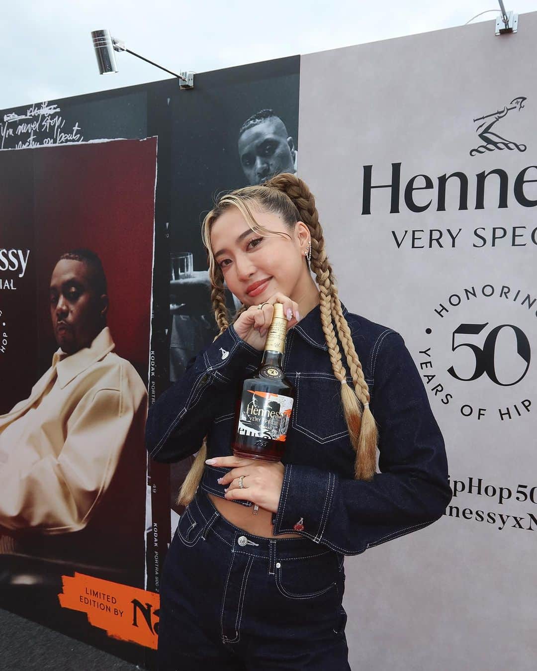 植野有砂さんのインスタグラム写真 - (植野有砂Instagram)「@Hennessy と一緒に日本最大級のHIP HOPフェスティバルTHE HOPEに参加してきました🔥 Hennessyからは、レジェンドNASとコラボした限定ボトルも発売中で早速いただいてきました🥰 HIP HOP誕生50周年は、Hennessyで乾杯しましょ😘🥃 #Hennnessy #HennessyVS #HennessyXNas #THEHOPE #HipHop50 #DrinkResponsibly #AD」9月25日 18時06分 - alisaueno