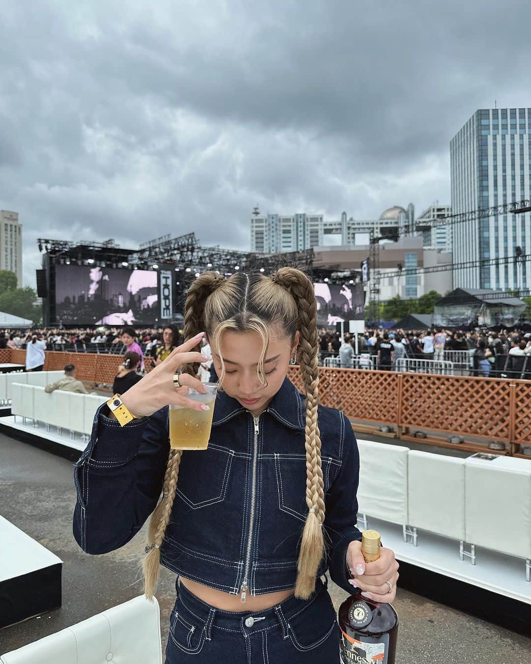 植野有砂さんのインスタグラム写真 - (植野有砂Instagram)「@Hennessy と一緒に日本最大級のHIP HOPフェスティバルTHE HOPEに参加してきました🔥 Hennessyからは、レジェンドNASとコラボした限定ボトルも発売中で早速いただいてきました🥰 HIP HOP誕生50周年は、Hennessyで乾杯しましょ😘🥃 #Hennnessy #HennessyVS #HennessyXNas #THEHOPE #HipHop50 #DrinkResponsibly #AD」9月25日 18時06分 - alisaueno