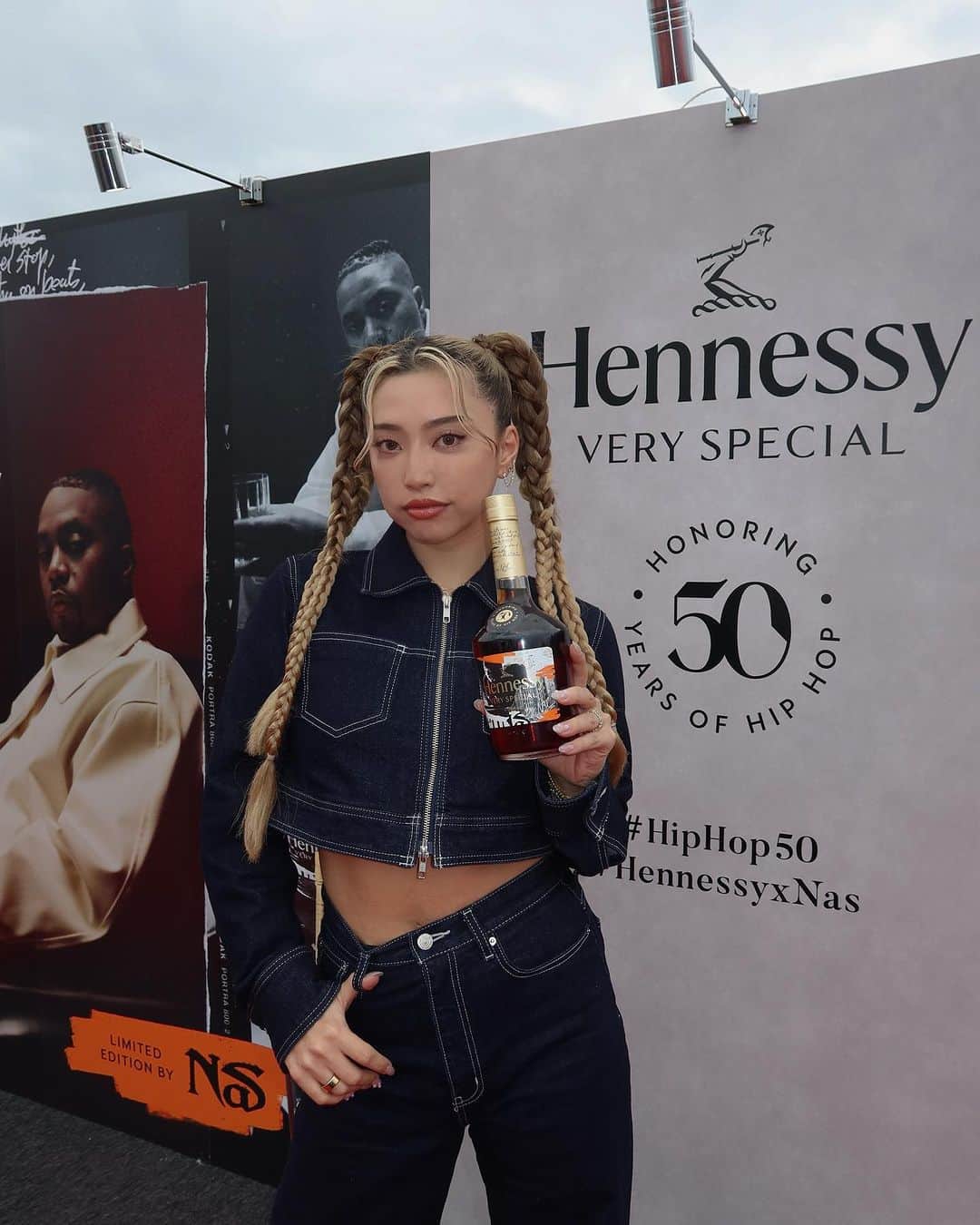 植野有砂のインスタグラム：「@Hennessy と一緒に日本最大級のHIP HOPフェスティバルTHE HOPEに参加してきました🔥 Hennessyからは、レジェンドNASとコラボした限定ボトルも発売中で早速いただいてきました🥰 HIP HOP誕生50周年は、Hennessyで乾杯しましょ😘🥃 #Hennnessy #HennessyVS #HennessyXNas #THEHOPE #HipHop50 #DrinkResponsibly #AD」
