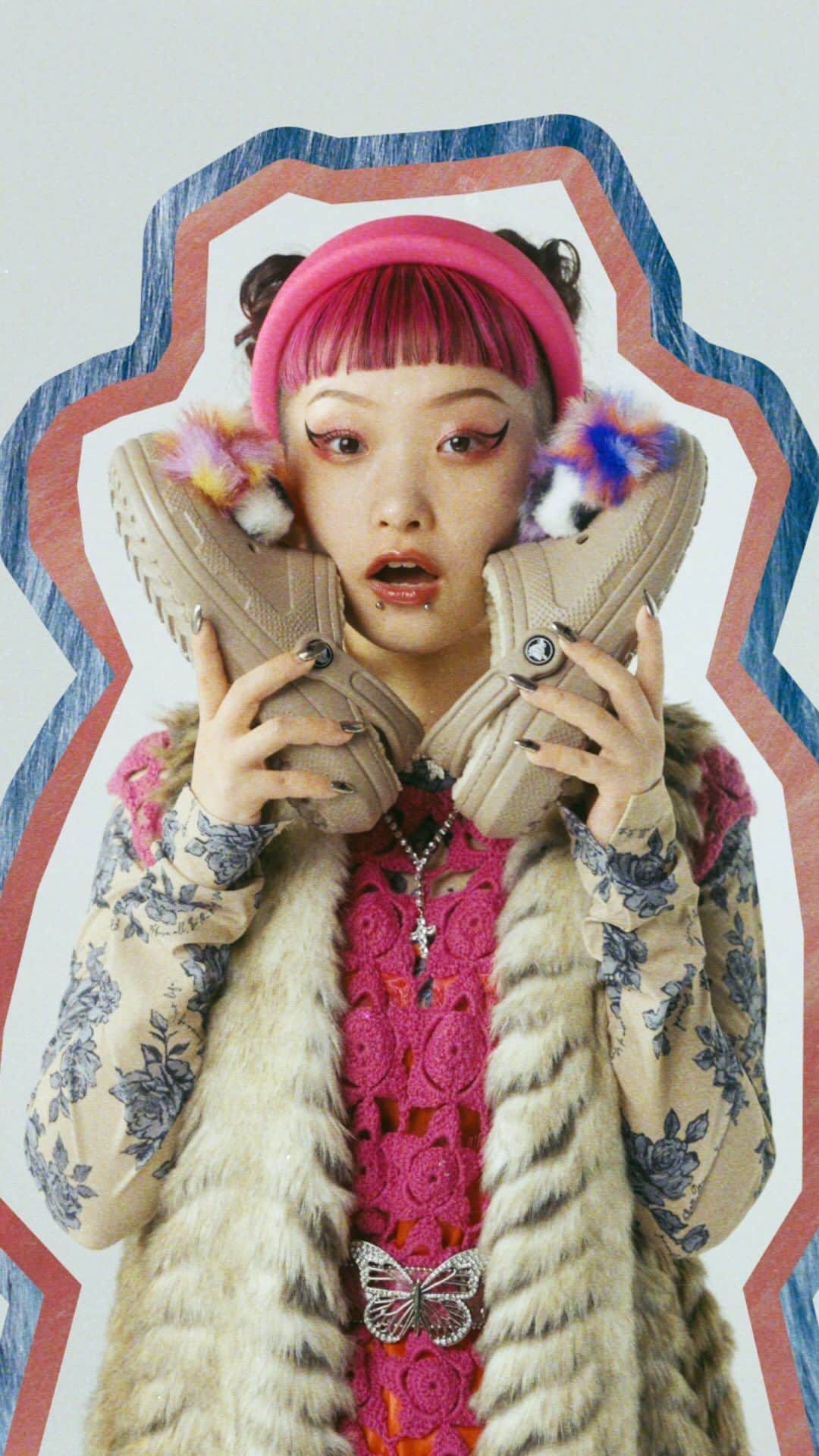 のインスタグラム：「ふわふわしてて暖かくて、 これからの季節にぴったりなラインドクロッグ👟💖​ シューズと合わせてモフモフの ジビッツを沢山付けてみたよ🫶‍‍​  -水曜日のカンパネラ 詩羽-」