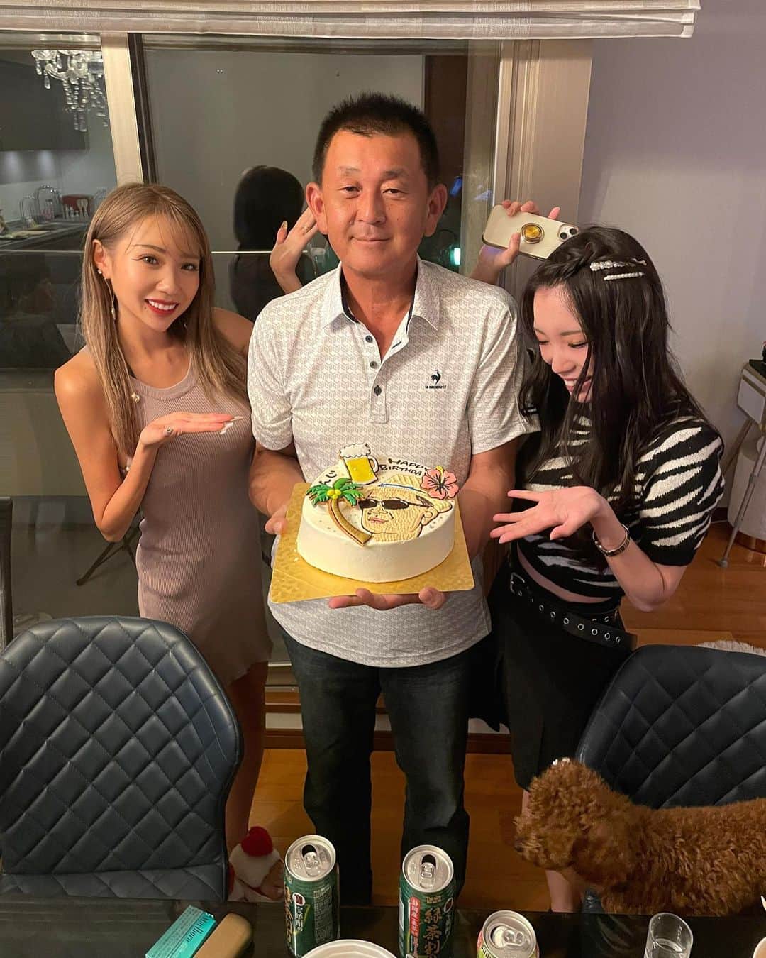 RIIAのインスタグラム：「毎年お祝いできてて嬉しい😆 少し早い旦那っちパパのお誕生日🎂 似顔絵ケーキ初めて頼んでみたけどリアルすぎて凄かった😍 松茸のすき焼きでお祝いしたよ🥂 素敵な一年になりますよーに🥰 @mamei.de.cake  理想通りの似顔絵ケーキもありがとうございました✨🙏 中はチョコケーキにしてもらったんだけど、甘すぎなくて美味しかった🙈💓🍫」