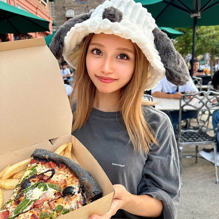 のインスタグラム：「・ USJハロウィンが始まったよ🎃 このピザもハロウィン仕様になってて可愛いし、バジル好きだから美味しかった🧟‍♀️🍕 ・ ・ ・ #usj #ユニバ #ホラーナイト #ハロウィン #ハロウィンメニュー」