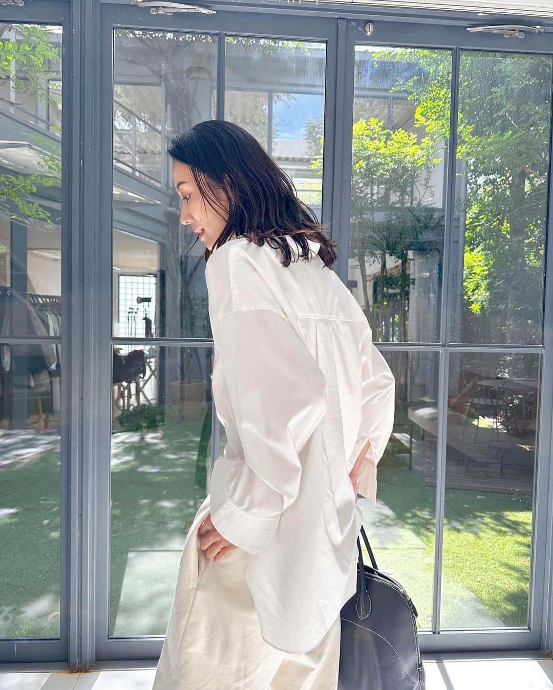 牧野紗弥さんのインスタグラム写真 - (牧野紗弥Instagram)「@shinjuku_takashimaya でのPOP UPも残すとこあと2日🤭🫶🏻 今日は撮影に来てまーす❣️ 涼しくなってきたので、 @ivy_i_am_navy のbasic shirt のホワイトを着て、オールホワイトコーデにしましたー✌🏻✨ ホワイトに合わせるジュエリーはゴールド派❤️❤️❤️ @noeud_u の新作ピアスと @rolex のDAY-DATE🫶🏻 店頭では @natsumi_fujiwara ちゃんが頑張ってくれてるので、私も撮影終わりに応援に行こうと思います🔥🤭」9月25日 12時49分 - makinosaya