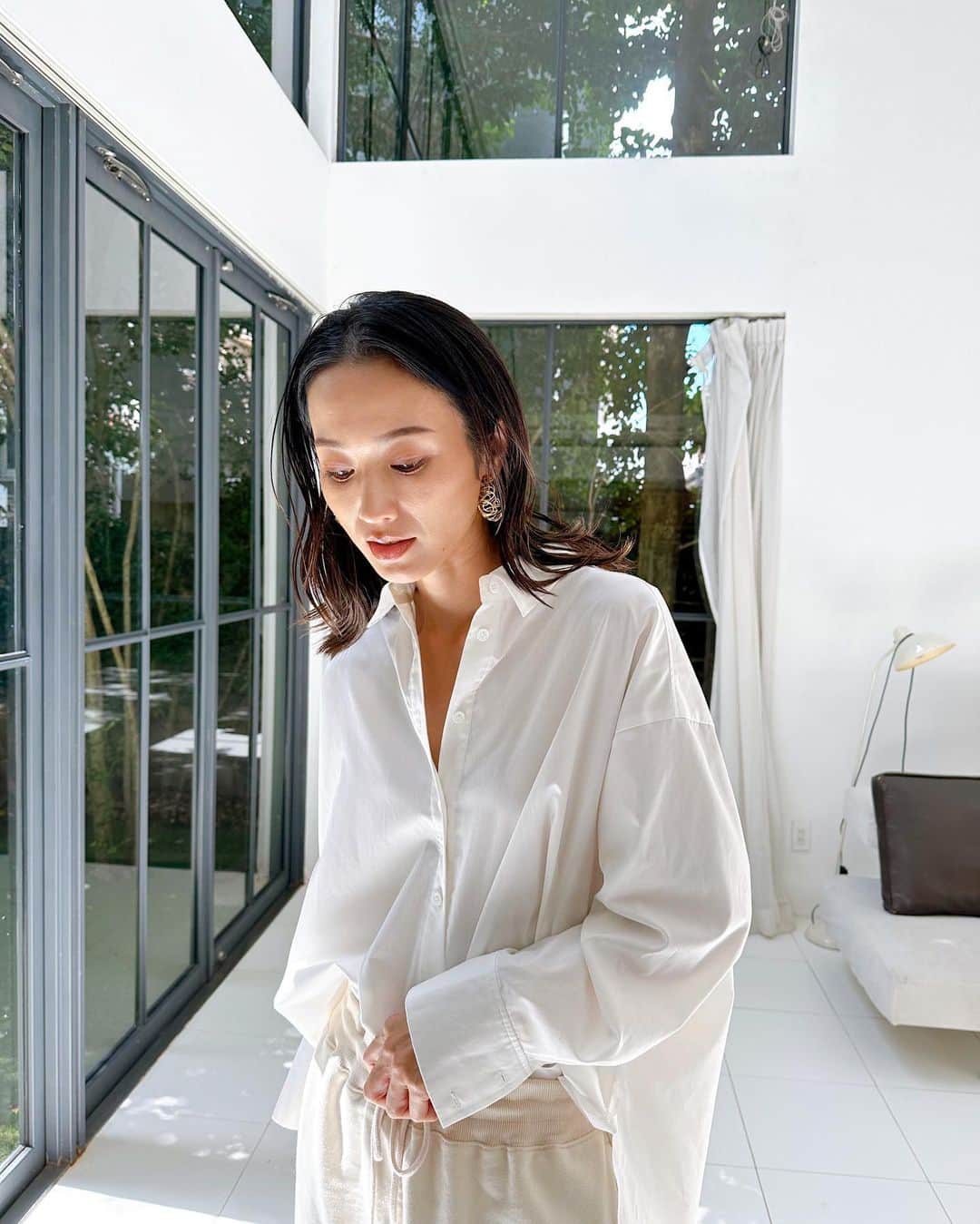 牧野紗弥さんのインスタグラム写真 - (牧野紗弥Instagram)「@shinjuku_takashimaya でのPOP UPも残すとこあと2日🤭🫶🏻 今日は撮影に来てまーす❣️ 涼しくなってきたので、 @ivy_i_am_navy のbasic shirt のホワイトを着て、オールホワイトコーデにしましたー✌🏻✨ ホワイトに合わせるジュエリーはゴールド派❤️❤️❤️ @noeud_u の新作ピアスと @rolex のDAY-DATE🫶🏻 店頭では @natsumi_fujiwara ちゃんが頑張ってくれてるので、私も撮影終わりに応援に行こうと思います🔥🤭」9月25日 12時49分 - makinosaya