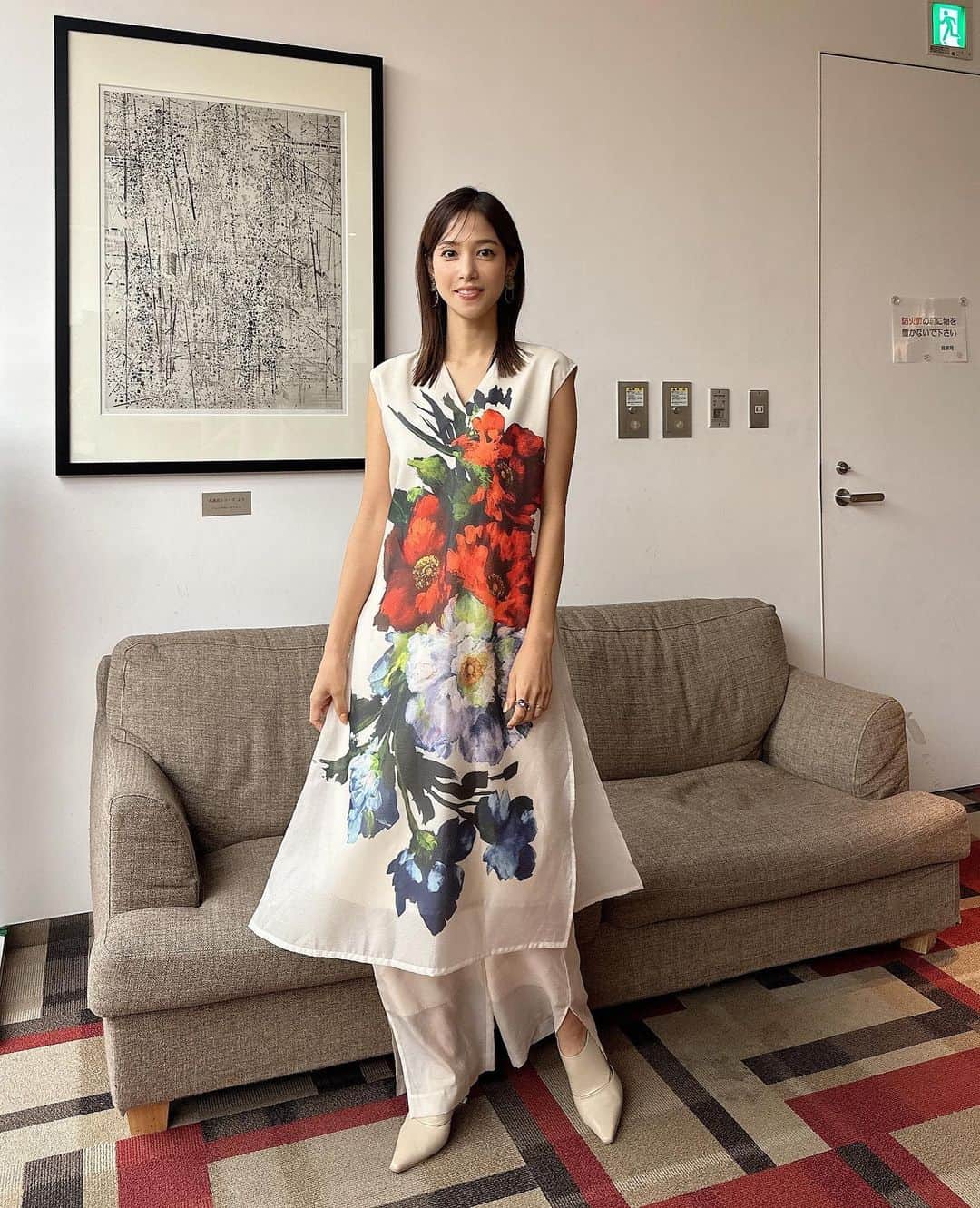 のインスタグラム：「. 超無敵クラスの衣装はこちらでした🌺  大きなお花柄がテンション上がります☺️  #超無敵クラス #スミ衣装」