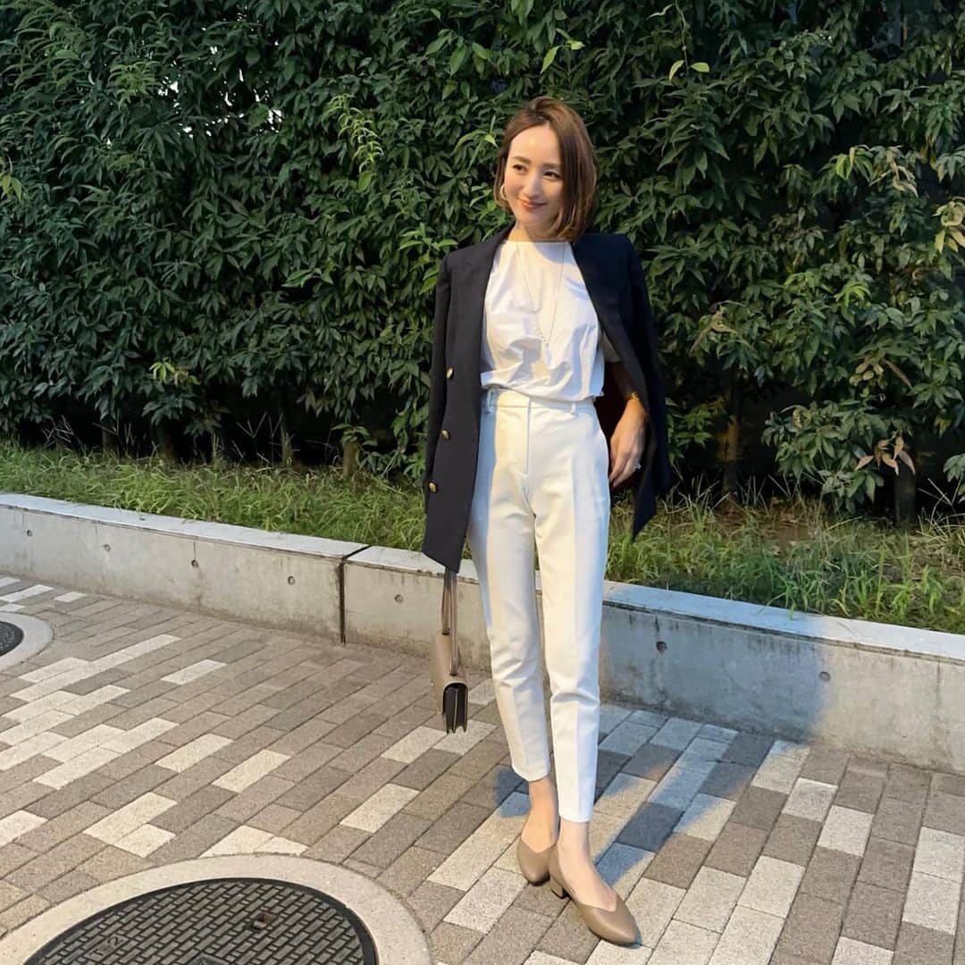 星玲奈のインスタグラム：「最近、学校の説明会がまた増えてきたので こんな感じのスタイルが定番。 紺の上下必須ではないけど、きちんとめに見えるようにジャケットとテーパードパンツ☺️ 靴は、以前からバレエシューズを愛用している @fitnature_official さんとのコラボの新作パンプスを❤️ ぺたんこよりはちょいヒール、 でも高すぎなくて悪目立ちせず、 インソールにこだわったブランドなのでとにかくふわっふわの履き心地😍 そして、感動の歩きやすさに 一度履くとやみつきになるパンプス❤️ ブラック、キャメル、グレージュの3色展開で 私はバッグと色味を合わせて履くのが好き😊 やや外反母趾気味の私の足でも 痛いところゼロで履けるのが本当に嬉しい✨  jacket @madisonblue_official #madisonblue  top @muse_de_deuxiemeclasse #musededeuxiemeclasse  bottom @plst #plst shoes #fitnature #フィットナチュール #フットケアパンプス bag @hermes #hermes」