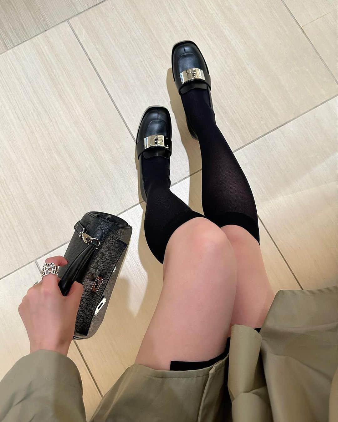 冨張愛のインスタグラム：「High Socks🧦 これがしたくて、この靴買った🩶  #hermesshoes #highsocks #newans」