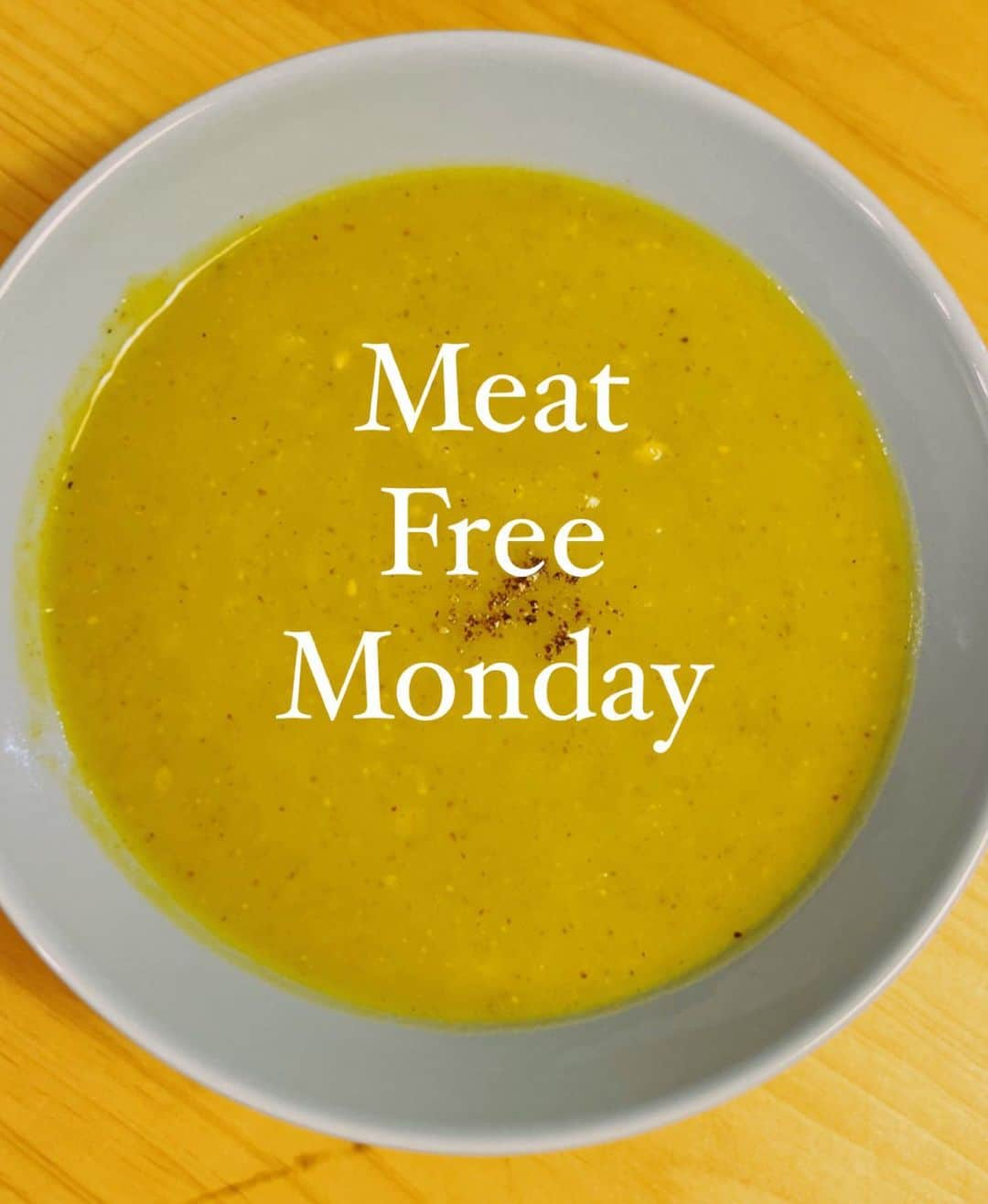 屬美於のインスタグラム：「毎週月曜日は#meatfreemonday   最近はかぼちゃを積極的に食べています♪  ココナッツオイルでかぼちゃを炒めて  水をお鍋にかぼちゃヒタヒタまでいれて、生姜とローリエを入れてしばらくしたらバイタミックスでペースとにする。  最後に塩胡椒で味付けをして出来上がり🥜🫶  秋は冬に冷えない身体の土台作りをしよう❤️  #mioyogastyle #meatfreemonday  #ミートフリーマンデー」