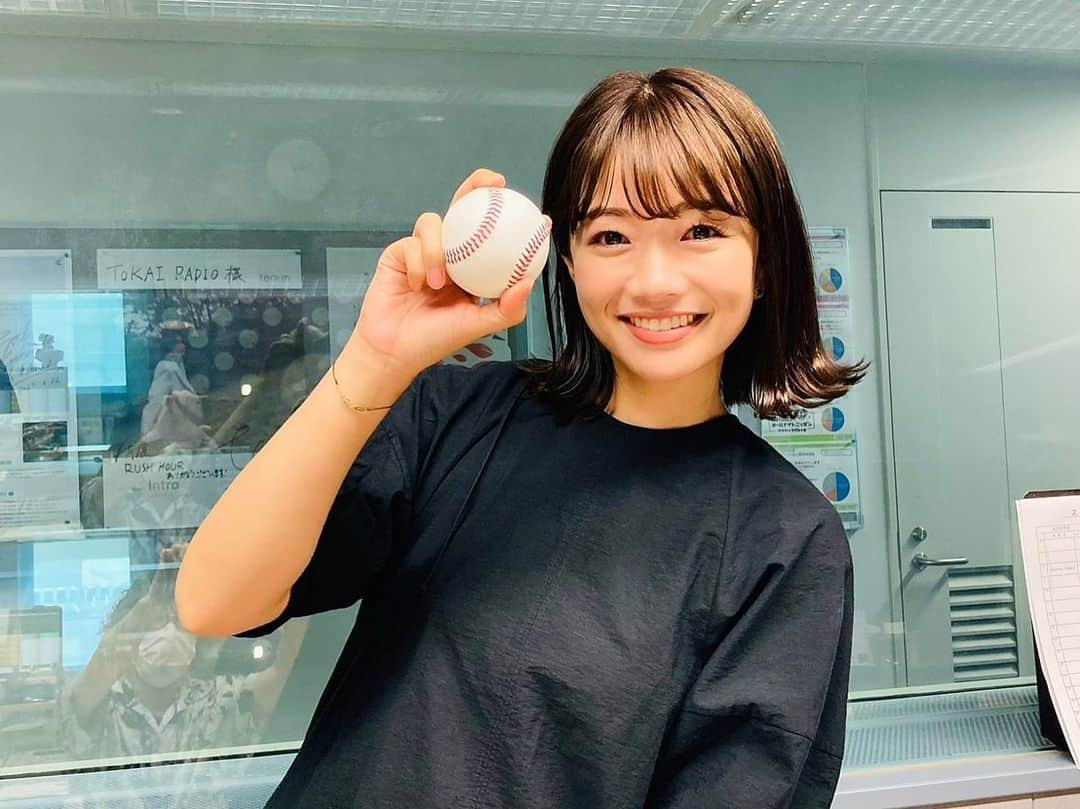 川村茉由のインスタグラム：「昨日はアスナル金山で SUNDAYFUNDAY!の公開生放送、 来てくださった皆様 ありがとうございました🥳 そしてラジオで聞いて くださった皆様も ありがとうございました🙇‍♀️  楽しんで頂けましたか…？🥺  ゲストは @three1989tokyo 🎵  みんなで体揺らして 踊って歌って最高だったなぁ😌♡  そして「Sound park Sunday」のDJ SHOKOさんと浦口志帆アナウンサー👏 @uraguchi_shiho   これから番組から番組 バトンタッチさせて頂きます😉🎤  大好きな番組を、 いつも聞いてくださってる 大切なリスナーの皆さんと 作り上げた２時間🕰️ 幸せでした〜〜〜😍❤️  またやりたいね😚🎙️  そーしーてー！今日は バンテリンドーム名古屋で 中日VS阪神戦の前に 『放送局女性アナウンサー・DJ対抗  スピードボールコンテスト』に 東海ラジオ代表で出場してきます🤩　　  最速出た人は始球式に⚾️  悔い残らないように 楽しんできます☺️ 結果はどうあれ マウンドで投げられるのは 本当に楽しみ✨✨✨  ただ結構練習して、、、 肩痛めました🫣笑笑 これも勲章🎖️  がんばるぞー🎉  #サンファン #sundayfunday #東海ラジオ #公開生放送 #バンテリンドームナゴヤ  #スピードボールコンテスト #アナウンサー #dj」