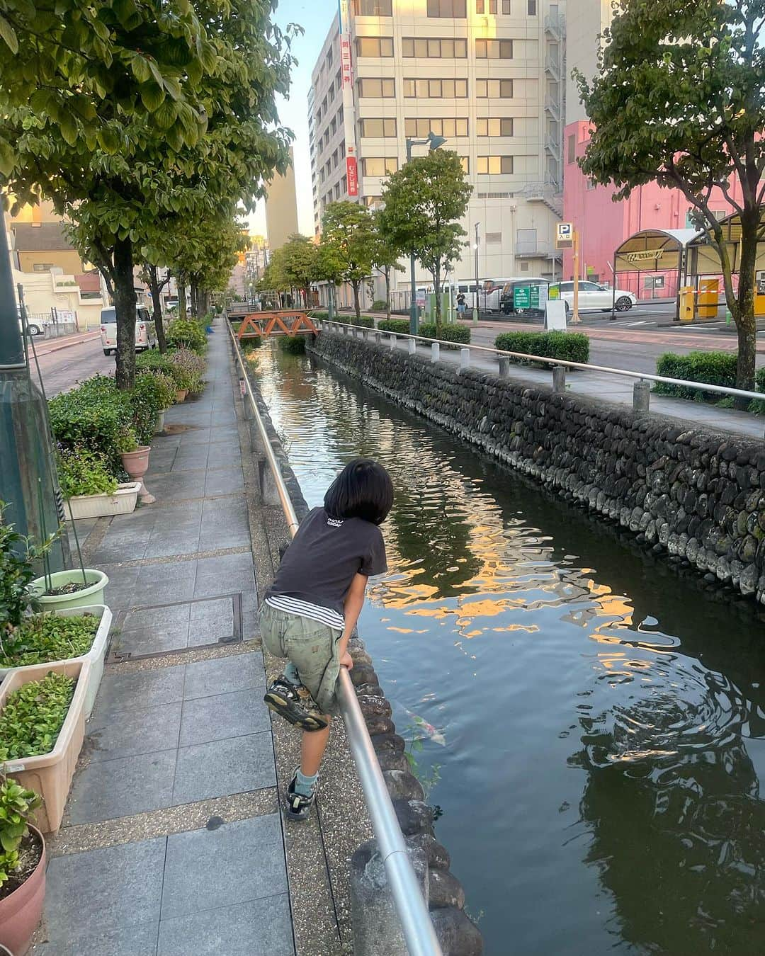 三浦奈保子さんのインスタグラム写真 - (三浦奈保子Instagram)「熊谷で謎解きをしてきました！  熊谷駅から歩ける範囲の 五箇所を回って、 謎を解いていく..!!!  という方式で、 子供たちと 熊谷の町を散策しながら たっぷり楽しんできました😆  私も 熊谷駅は初めて訪れたのですが、  日本で一番○○な記録がある市なんだよ！  ヒントは、 ①同率一位が　静岡県浜松市！  ②その記録が出たのは、 熊谷は　2018年7月23日！ 浜松は　2020年8月17日！  など、クイズを出しながら行きました😉  でも昨日はちょうどいい気候で、 街歩きがとっても気持ちよかったですよ☺️  そして、無料のイベントなんて 贅沢すぎる 謎のクオリティでした！🥹✨✨感動..!  キットも紙で無料でいただけます🥹✨  時間はゆーっくり楽しみながらで 2.3時間ほどで、 大人も子供も楽しめる かなりちょうどいい難易度の謎解きだったので ファミリーにとってもおすすめです！  子どもと街歩き謎解き、ハマりそうです☺️  写真撮り忘れてあわてて車内です..  #謎解き　#子供と謎解き #熊谷謎解きまちめぐり #熊谷　#熊谷市　#クマぶら #子育て　#子育て日記　#子育てママ #小学生　#幼稚園 #子どもとお出かけ  #家族でお出かけ　#楽楽知育 #勉強　#子供の勉強　#小学生の学習　#学習 #お出かけスポット  #無料スポット #知育体験　#受験 #中学受験 #お出かけノート #中学受験2024年組 #中学受験2025年組 #中学受験2026年組 #中学受験2027年組 #中学受験2028年組」9月25日 12時47分 - miura_naoko_