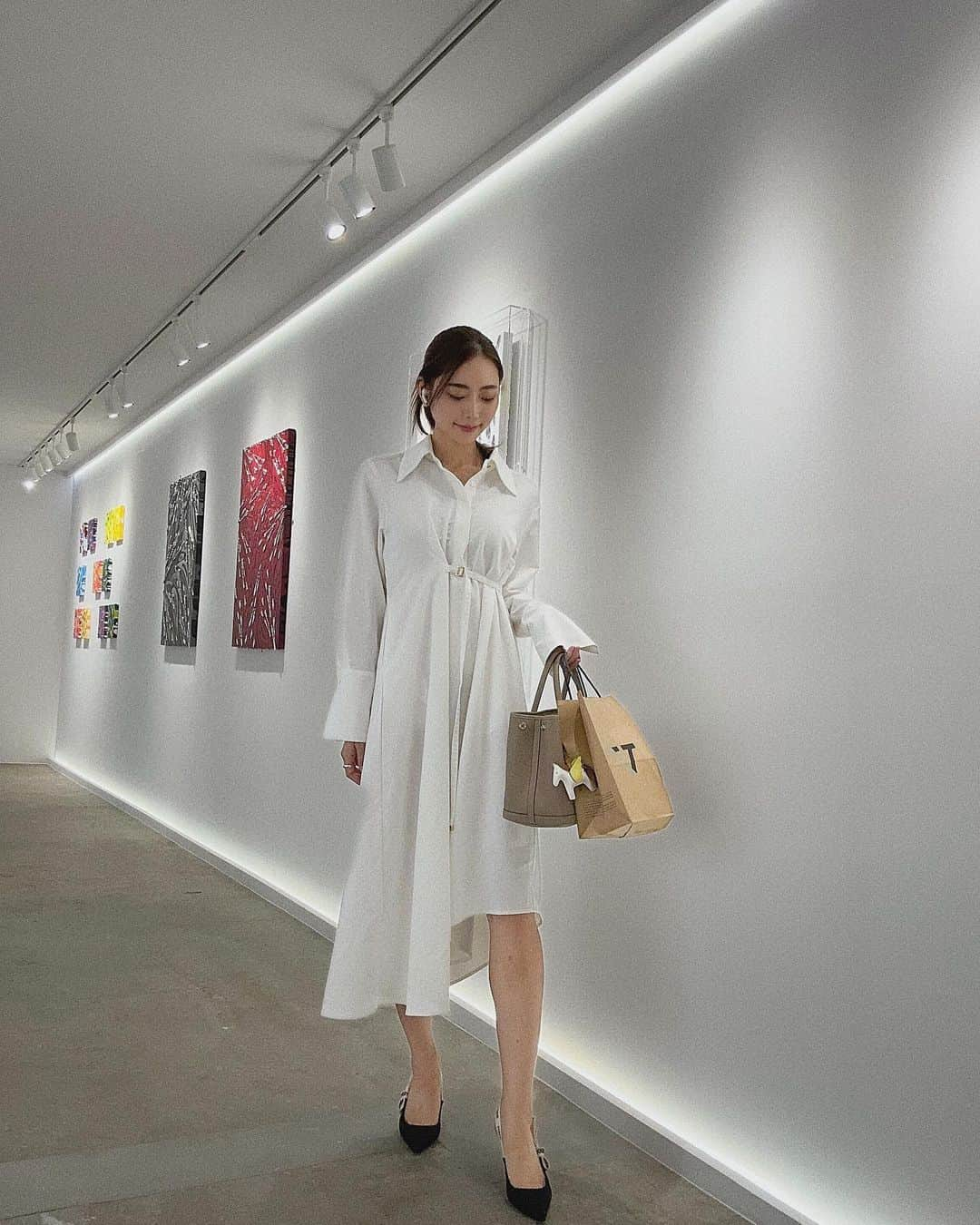 寺口智香さんのインスタグラム写真 - (寺口智香Instagram)「I bought a latte with oat milk and waffle to go. And I went to work🚶‍♀️  op/ @lilambition_official  shoes/ @dior  bag/ @hermes   @vervecoffeejapan で オーツミルクラテとワッフルを買って出勤🧑‍💼  #lil_code #lilambition #リルコーデ #シャツワンピ #イレギュラーヘム #diorコーデ #dior #レディディオール #いぬのいる生活  #アラサーコーデ #アラサー美容 #ボディメイク #10kg痩せた #ダイエットビフォーアフター」9月25日 12時48分 - chika_loves