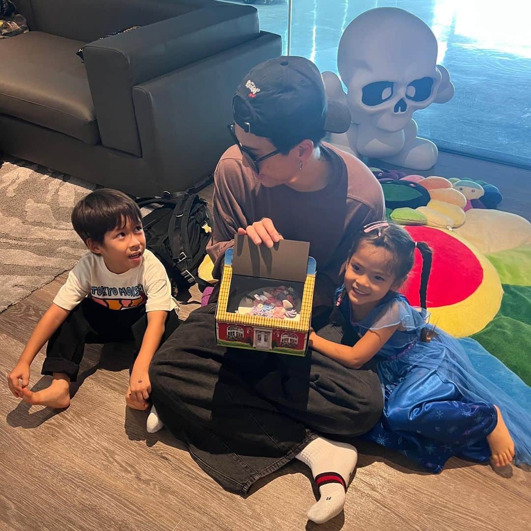 マギー・ラースリー・バーレンシエガーのインスタグラム：「Happy birthday daddy 🎂」