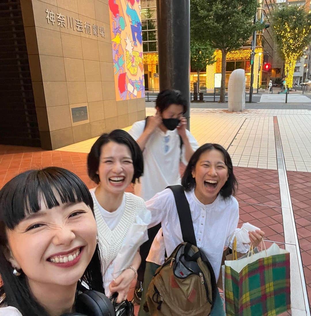皆本麻帆のインスタグラム：「春ちゃんのこの笑顔が大好きだ！！！KAATにてアメリカの時計を観劇。ことばの瞬間瞬間や映る空にふっと今のこの日本や世界のことを想いました。 我らが春子、素敵だった！！！ 演劇やりたいいぃぃぃぃぃいと、もぞもぞしてしまいました。  偶然3人とも白トップス♡#女優倶楽部」