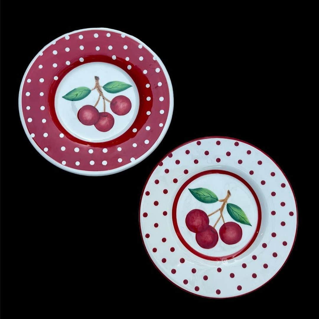 おもちゃやSPIRALのインスタグラム：「Vintage cherry Plate入荷しました🍒🍽️  壁にかけてDisplayできます✨ かわいいです！」