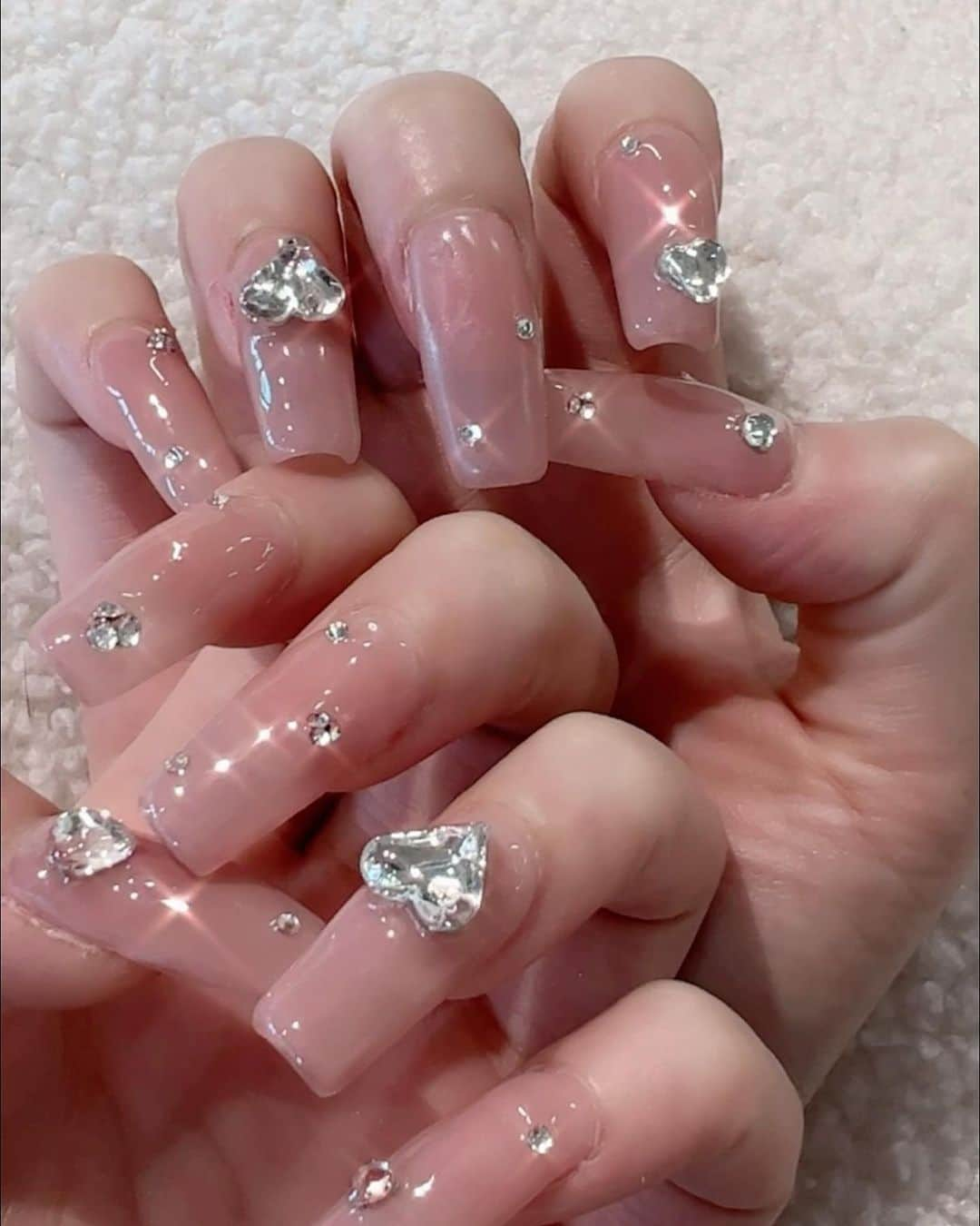 齊藤早紀さんのインスタグラム写真 - (齊藤早紀Instagram)「NEWネイル💎💅🏻💞 ちゅるちゅる気分だからヌードピンクベースにハートと小粒キラキラ乗せた自分的シンプルネイル。笑  お気に入り❤️‍🔥  #ちゅるんネイル#ちゅるちゅるネイル#ハートネイル#ワンホンネイル#ヌーディーネイル#きらきらネイル」9月25日 13時00分 - saki__saito