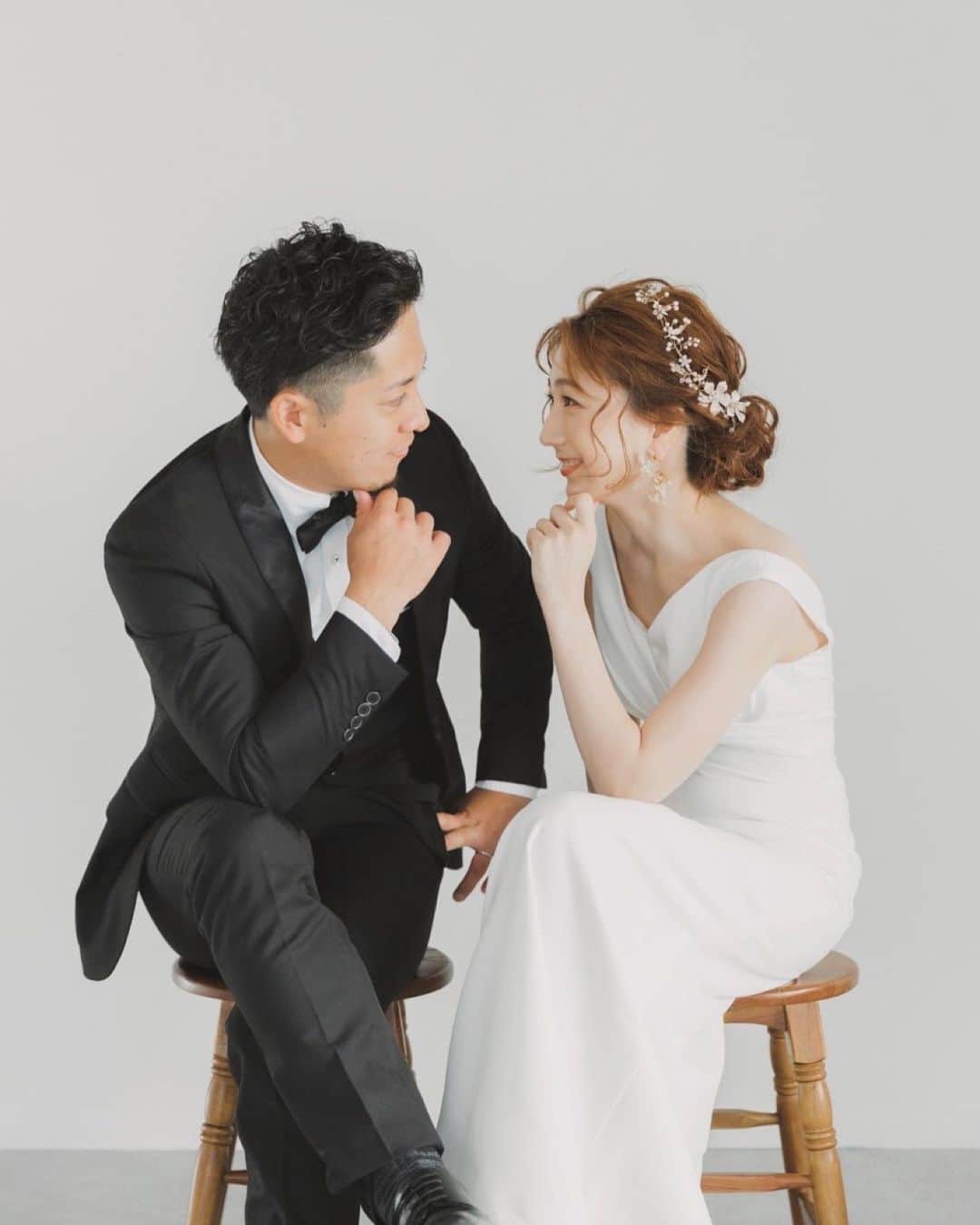 ゼクシィさんのインスタグラム写真 - (ゼクシィInstagram)「. 【写真にストーリー性を！スタジオ前撮り実例】 . 今回ご紹介するのは @my___wedding__ さんの スタジオ前撮り実例  モノクロの連続写真は 花嫁がやりたかったという 韓国っぽい4コマ風  そーっと近づいて コソっと耳打ち……💗  慣れない撮影でNGも大量！ とのことでしたが  がんばったかいのある とっても素敵なお写真に 仕上がってますね✨ . +♥+:;;;:+♥+:;;;:+♥+:;;;:+♥+:;;;:+♥+:;;;:+♥ . プロポーズから結婚式まで素敵なお写真募集中！ . ゼクシィ公式アカウントでお写真を紹介してみませんか？ 【#ゼクシィ2023】 を付けて投稿してください♡ . +♥+:;;;:+♥+:;;;:+♥+:;;;:+♥+:;;;:+♥+:;;;:+♥ . ▼公式アプリもCHECKしてね ゼクシィアプリはURLから @zexyrecruit  ▼理想の会場探しをプロがサポート！ ゼクシィ相談カウンターもCHECK @zexy_counter のURLから  #スタジオ撮影#前撮り#韓国風前撮り#ウェディングドレス _ #ウェディングフォト#ブライダルヘア#ブライダルフォト#洋装前撮り#前撮りヘア#前撮りレポ#前撮りポーズ _ #プレ花嫁#結婚式準備#花嫁準備中#結婚式レポ#2024春婚#2023秋婚#2023冬婚#2023秋婚プレ花嫁#2023冬婚プレ花嫁 _ #ゼクシィアプリ#ゼクシィ」9月25日 13時00分 - zexyrecruit