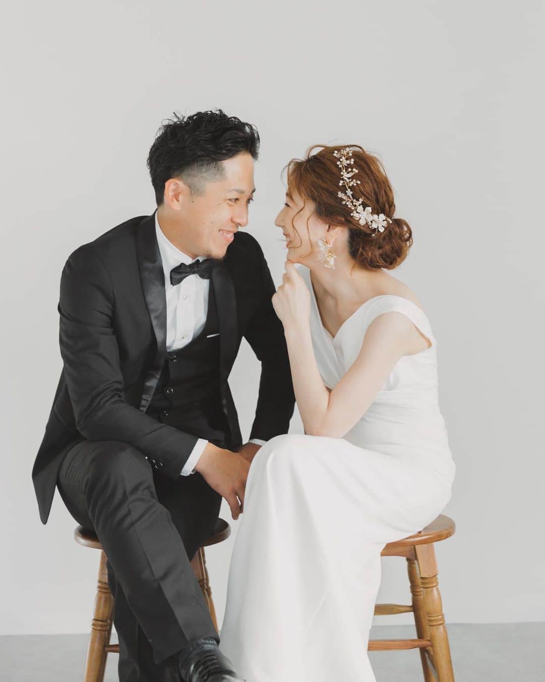 ゼクシィさんのインスタグラム写真 - (ゼクシィInstagram)「. 【写真にストーリー性を！スタジオ前撮り実例】 . 今回ご紹介するのは @my___wedding__ さんの スタジオ前撮り実例  モノクロの連続写真は 花嫁がやりたかったという 韓国っぽい4コマ風  そーっと近づいて コソっと耳打ち……💗  慣れない撮影でNGも大量！ とのことでしたが  がんばったかいのある とっても素敵なお写真に 仕上がってますね✨ . +♥+:;;;:+♥+:;;;:+♥+:;;;:+♥+:;;;:+♥+:;;;:+♥ . プロポーズから結婚式まで素敵なお写真募集中！ . ゼクシィ公式アカウントでお写真を紹介してみませんか？ 【#ゼクシィ2023】 を付けて投稿してください♡ . +♥+:;;;:+♥+:;;;:+♥+:;;;:+♥+:;;;:+♥+:;;;:+♥ . ▼公式アプリもCHECKしてね ゼクシィアプリはURLから @zexyrecruit  ▼理想の会場探しをプロがサポート！ ゼクシィ相談カウンターもCHECK @zexy_counter のURLから  #スタジオ撮影#前撮り#韓国風前撮り#ウェディングドレス _ #ウェディングフォト#ブライダルヘア#ブライダルフォト#洋装前撮り#前撮りヘア#前撮りレポ#前撮りポーズ _ #プレ花嫁#結婚式準備#花嫁準備中#結婚式レポ#2024春婚#2023秋婚#2023冬婚#2023秋婚プレ花嫁#2023冬婚プレ花嫁 _ #ゼクシィアプリ#ゼクシィ」9月25日 13時00分 - zexyrecruit