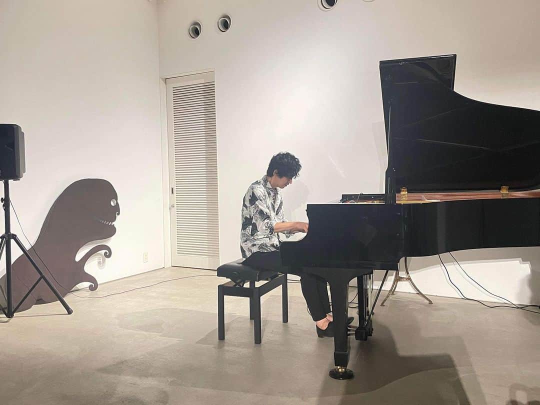秋田慎治さんのインスタグラム写真 - (秋田慎治Instagram)「アルバム発売記念ツアー、週末の大分、別府で全公演終わりました。 土曜日は初めてのサリーガーデン。 本当にいい場所にあるんです。 そして会場の響きも素晴らしい。かつての矢野顕子さんのピアノなんだとか？？ 会場の方にも本当によくしていただき、ありがたい一日。 日曜日はもう帰って来た感さえあるAmane Resort Seikaiで。 もうよく知っているスタッフの皆さん、調律の安藤さん、久しぶりに会えるだけで嬉しい。 去年来てくださった方もたくさん来てくださって感動のフィナーレになりました。 ライブも終わろうかという時に僕を押し退ける主催永見響子ちゃん。なになに？と思っていたらバースデイソング弾いてくれて。スペシャルプレートでお祝い。11日も経っているのにー。 気持ちが嬉しい。 二日間の公演を取りまとめてくれてありがとうー。  Sincerely Grateful発売記念公演は全て終了です。 いろんなところへ届けられて嬉しかったです。 関わってくださった全ての方にありがとうです。  今日からまた、次へ！」9月25日 13時02分 - _shinjiakita_