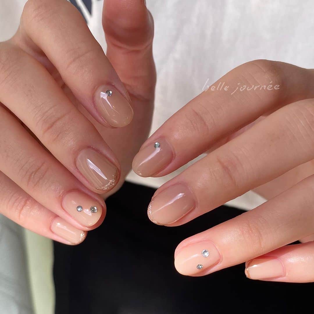 のインスタグラム：「. シンプルなベースカラーにキラキラで大人っぽく🎀 . .  Cachette 髙橋【@shurimp_nail】  design nail 〈アート3〜10本〉  Cachette渋谷店　☎︎03-3461-7060」
