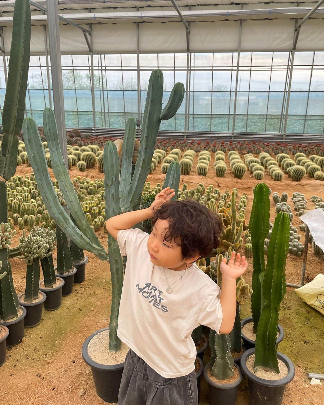 ソンアさんのインスタグラム写真 - (ソンアInstagram)「너무나도 여유롭고 평화로웠던 선인장 농장🌵💚 모래놀이도 있어서 엄마는 사진찍고 커피마시면서 휴식✨」9月25日 13時08分 - ssungahhbaby