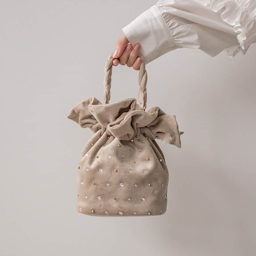 のインスタグラム：「. 【BIJOU VELOR BAG】  ビジューがきらめくベロア巾着バッグが入荷しました🤍 程よい光沢感のあるベロア素材が上品なアイテム。 華やかなビジューデザインでパーティーシーンもおすすめ。  ──────────  ビジューベロア巾着バッグ （FB32083）9,900 yen 店舗・オンラインストアで販売中  ──────────  ※詳細は @randa_pic プロフィールURLよりご覧ください！   #RANDA #RANDA20th #2023aw #autumn #winter #ビジューデザイン #秋服 #秋コーデ #autumncoordinate #instafashion #fashion #ootd #ランダ  #ファッション #スタイリング」