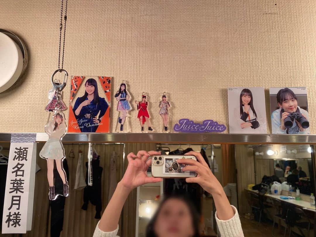 葉月のインスタグラム：「舞台本番中鏡前を推しメン(段原瑠々さん入江里咲さん)で埋めつくした😌 何がきもいって、これを必死にすっぴんで撮ってる私の顔面😌必死すぎ😌 (本当は1度すっぴん鮮明なの投稿したんですけど、あまりにも、、だったのでぼかしました) 可愛くて毎日テンション上がったな😌😌😌😌😌😌😌😌😌 舞台見に来てくれた方たちどうもありがとう！またきてね！」