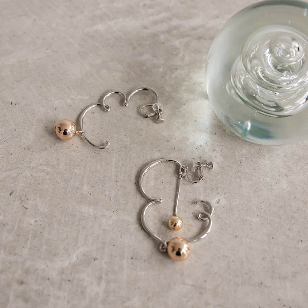 のインスタグラム：「. 【NUANCE DESIGN EARRING】  曲線が女性らしいデザインイヤリング。 ボリュームのあるデザインが顔周りを華やかに✨  新作アクセサリーも続々入荷しております。 是非チェックしてみてください！  ──────────  ニュアンスデザインイヤリング （FA32270）2,200 yen 店舗・オンラインストアで販売中  ──────────  ※詳細は @randa_pic プロフィールURLよりご覧ください！   #RANDA #RANDA20th #2023aw #autumn #winter #イヤリング #earring #accessory #ニュアンスデザイン #autumncoordinate #instafashion #fashion #ootd #ランダ  #ファッション #スタイリング」